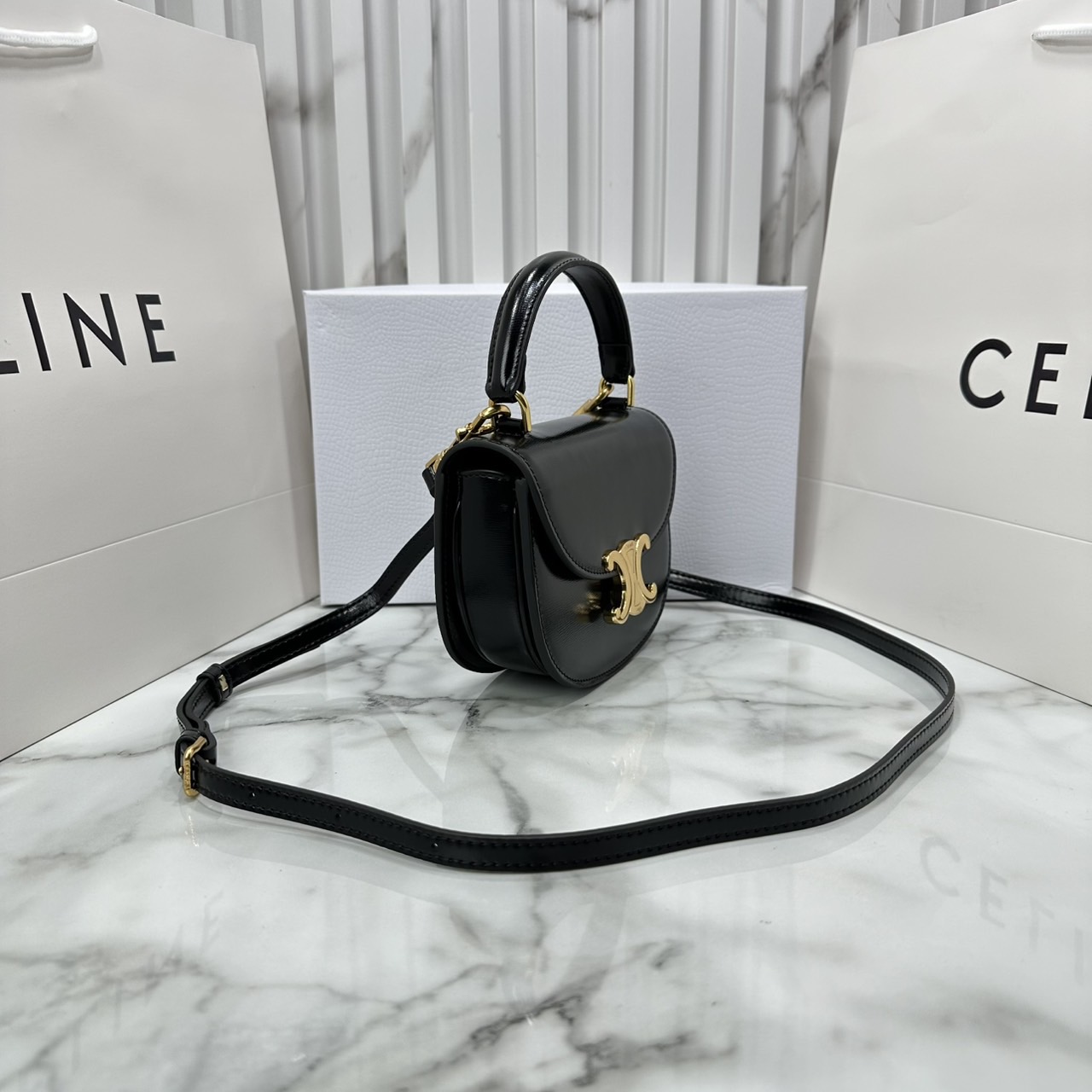 ORI หนังแท้ | CELINE MINI BESACE CLEA IN SHINY and leather กระเป๋าสะพายพร้อมหูจับ ไซส์มินิ แต่งโลโก้สีทองหรูหรา สวยโดดเด่น สามารถถือ สะพายไหล่ และสะพายข้างได้
