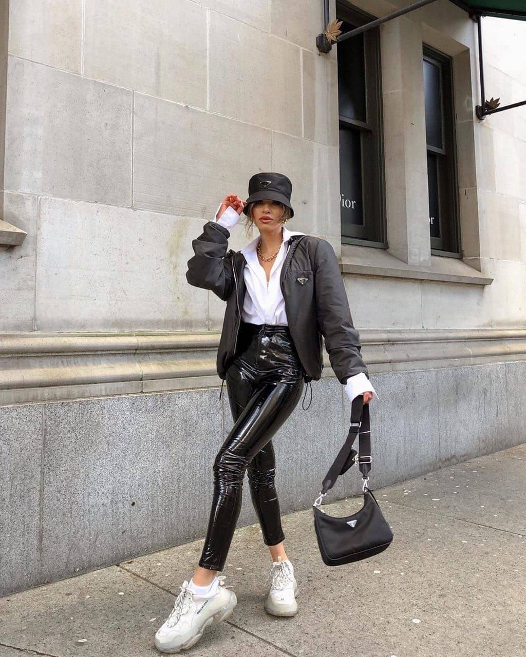 BEST SELLER!! **กำลังมาแรงมากค่ะ กับแบรนด์ PRADA ใบเดียวคุ้มมากค่ะ อุปกรณ์ ครบชุด **ซื้อ1ได้ถึง3ไอเท็ม ทั้งสายยาว และกระเป๋าใส่เหรียญ และป้ายแท็คหนัง อย่างดี **อะไหล่ปั้มแบรนด์แท้ทุกจุด วัสดุทำจากผ้า Nylon อย่างดี กันน้ำได้ อยู่ทรงสวย สามารถใส่กระเป๋าตังค