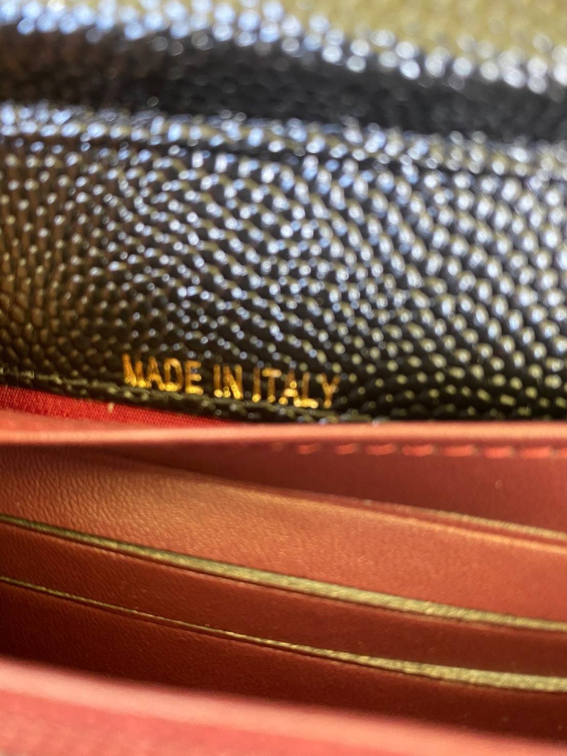 หนังแท้ CHANEL WALLET WITCH CHAIN รุ่นยอดนิยมไอเท็มฮิตวัสดุหนังคาเวียร์สวยคลาสสิคเปิดปิดด้วยฝาปิดกระดุมด้านหน้ามีโลโก้แบรนด์อะไหล่ทองสวยหรูดูดีมาพร้อมสายโซ่อะไหล่เงินและทอง ร้อยหนังจะสะพายไหล่ หรือ Crossbody ภาพถ่ายจากงานขายจริงสวยน่าใช้ Chanel mini นาทีน