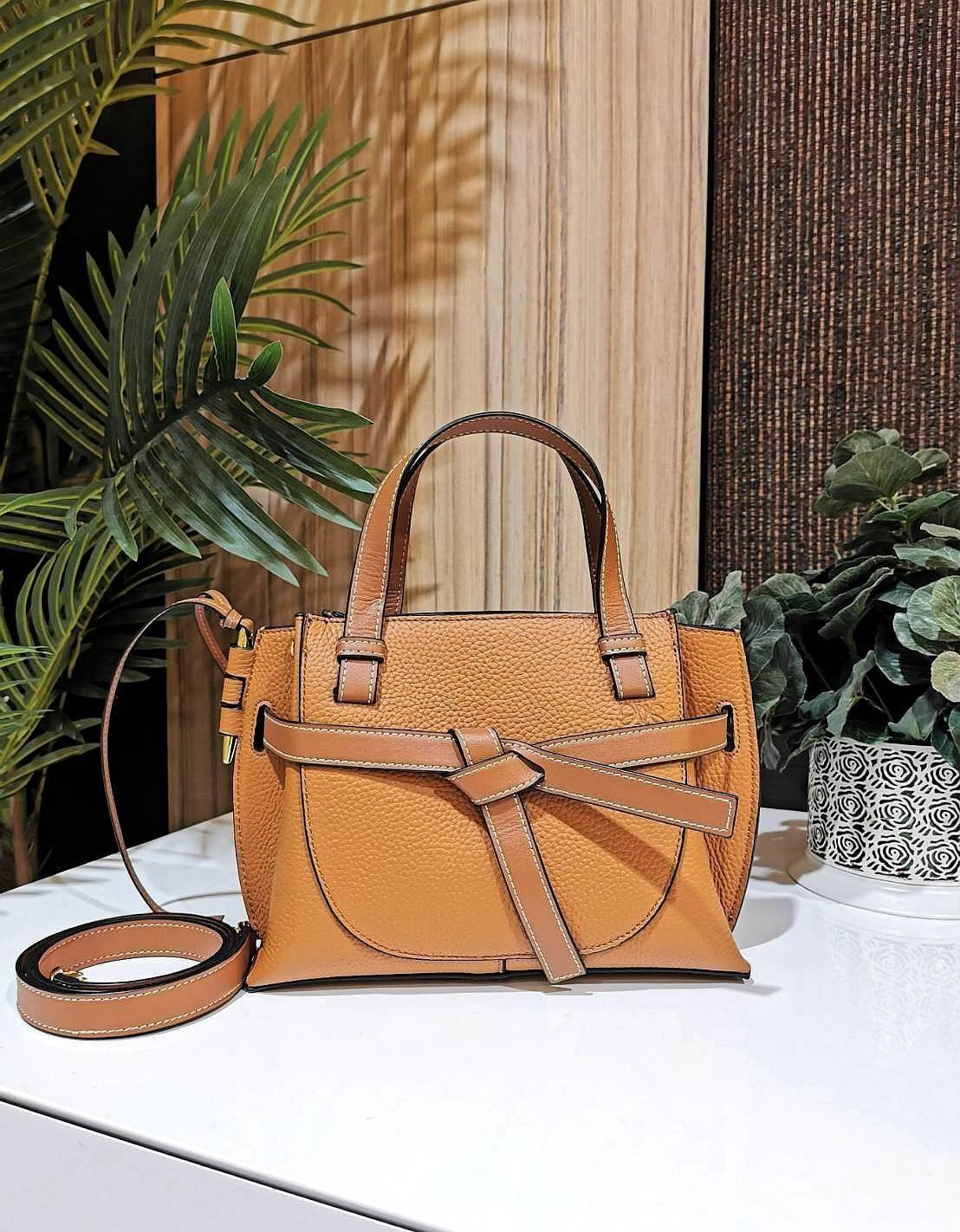 VIP 】LOEWE HANDBAG VIP GIFT WITH PURCHASE (GWP) กระเป๋าถือหรือสะพาย รุ่น Limited จาก LOEWE DUTYFREE วัสดุ Calfskin หนังแท้รูปทรงอานม้าสวยอยู่ทรงด้านหน้าตกแต่งด้วยสายหนัง (Belt) ประดับอะไหล่แบรนด์สีทองรูปกลอนประตูด้านข้างเป็น Signature ภายในโล่งกว้าง ใส่มื