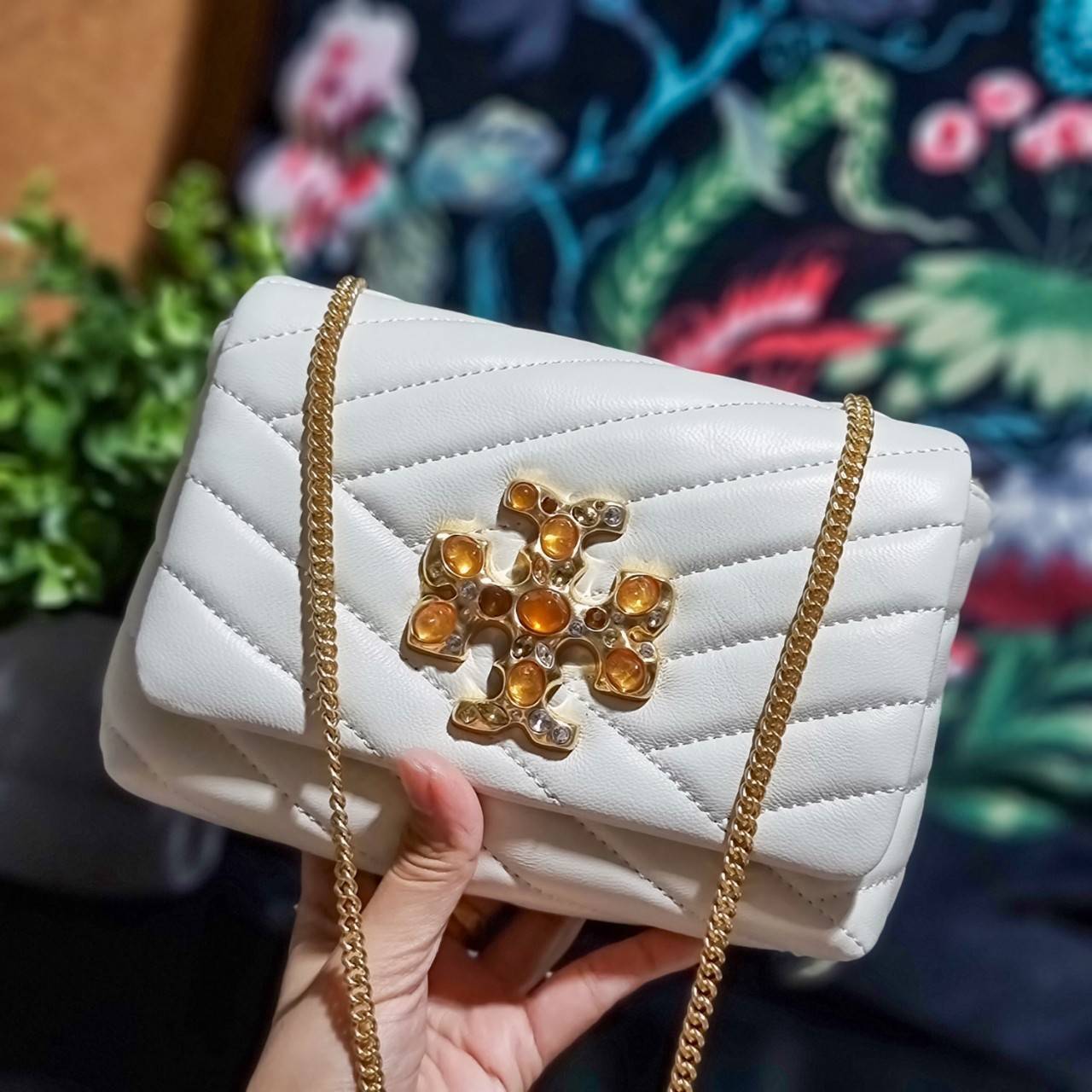 TORY BURCH KIRA CHEVRON EMBELLISHED LOGO MINI BAG ตามคำเรียกร้องจ้า!! ไซส์มินิ สะดวกใช้ พกพาง่าย สไตล์คุณหนู!! กระเป๋าสะพายข้าง ดีไซน์ทรงคลาสสิค โดดเด่นด้วยโลโก้ดีไซน์ประดับเม็ดสี เพิ่มมูลค่าและดึงดูดสายตามากขึ้น วัสดุหนังแกะ สัมผัสนิ่มมือ เปิด-ปิดด้วยกระ