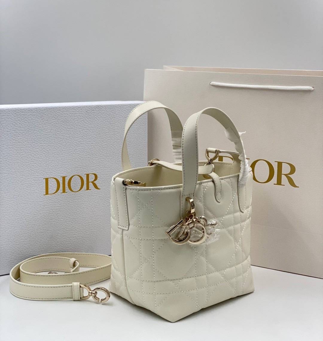 ORI | หนังแท้ DIOR Small Toujours vertical tote bag กระเป๋าทรงโท้ทไซส์เล็กสวยหรู ดีเทลสุดประณีตคอมพลีตลุคในทุกวัน เย็บลวดลาย macrocannage และชาร์มตัวอักษร D,I,O,R