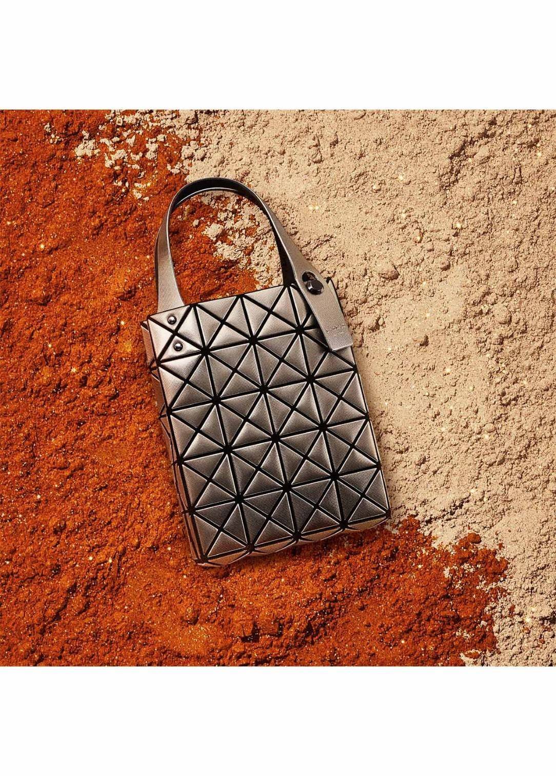 BAO BAO ISSEY MIYAKE PLATINUM COFFRET สะท้อนแสงเพื่อสร้างสินค้าระดับพรีเมียมที่ให้ความเงางามที่เหนือกว่า เพิ่มความหรูหราและโดดเด่นให้กับ เพราะมีความแวววาวและเป็นประกาย
