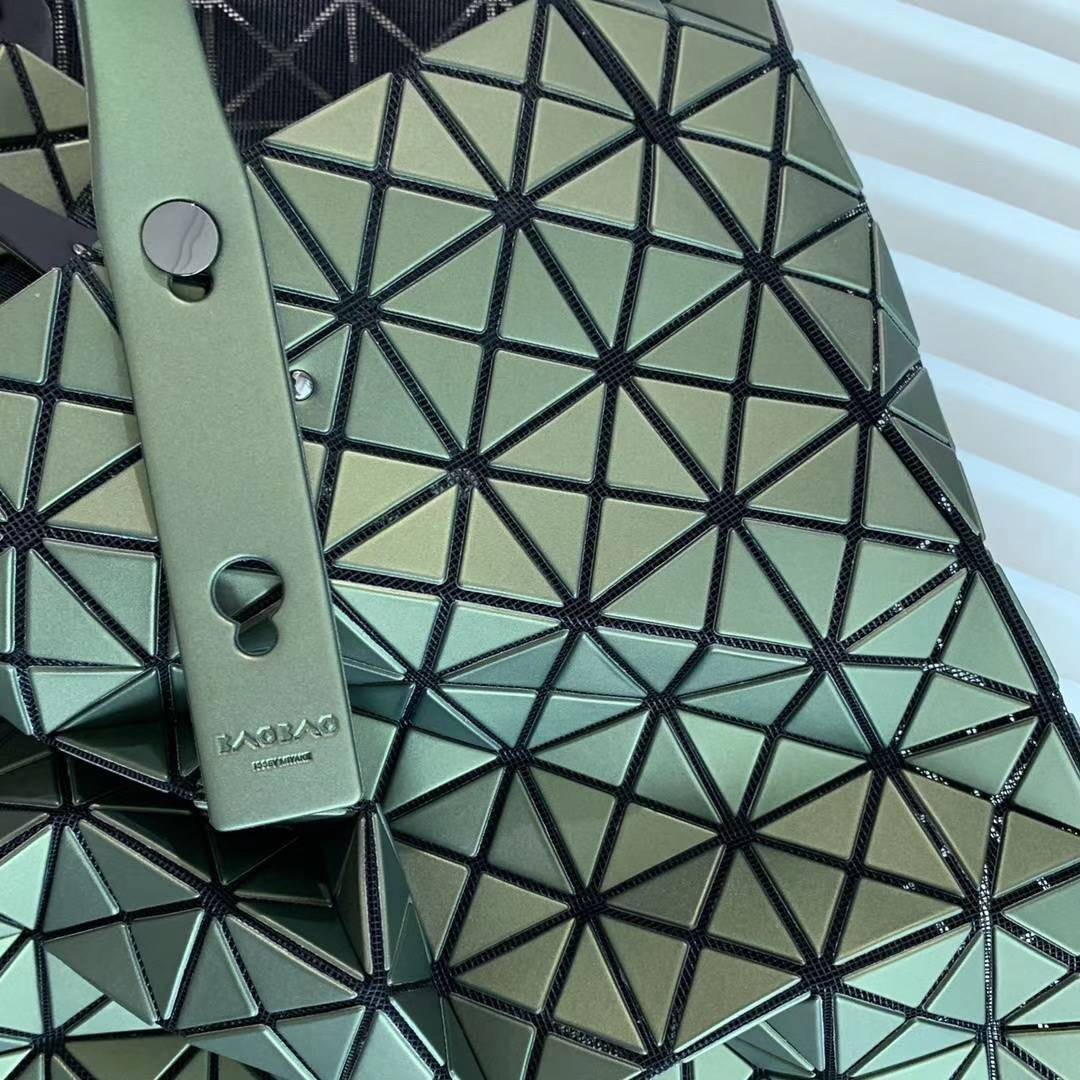 BAOBAO ISSEY MIYAKE 10x10 BLOCK TOTE BAG 39cm กระเป๋าถือทรง shopping โท้ทใบใหญ่ลายตาราง เกรดออริจินอล ภาพสินค้าถ่ายจากงานขายจริง ใช้งานต่างประเทศได้