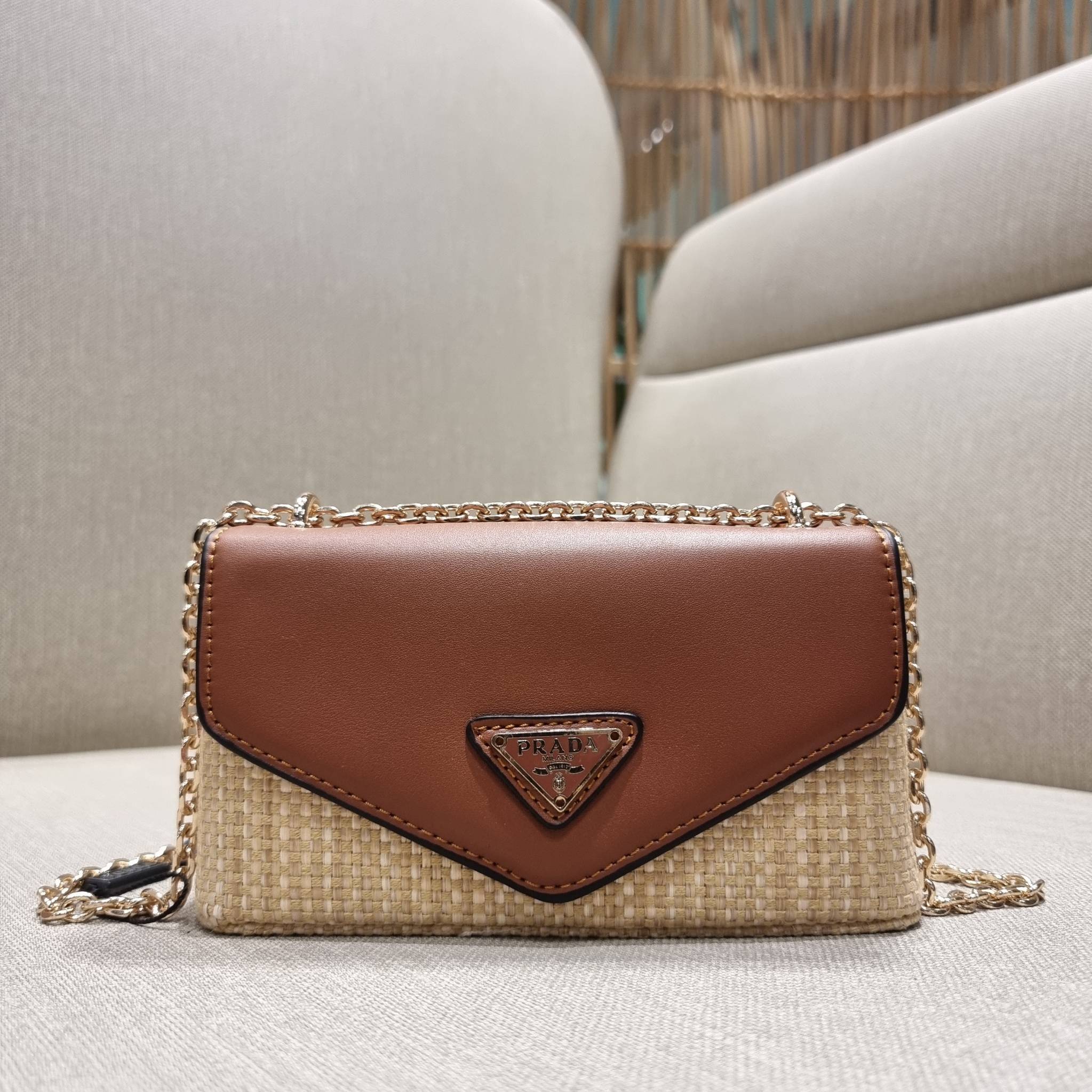 VIP 🥂 PRADA RAFFIA AND LEATHER SHOULDER BAG ลายสานกำลังฮิต! ปังไม่ไหว! ด้วยดีไซน์ล้ำทันสมัย ตกแต่งหนังแท้ผสานกับวัสดุจากธรรมชาติ ออกมาเป็นลายสานที่สวยหรู กับกระเป๋าสะพาย ไซส์กำลังน่ารัก ใส่โทรศัพท์ได้ พกพาง่าย เปิด-ปิดด้วยกระดุมแม่เหล็ก ภายในเป็นช