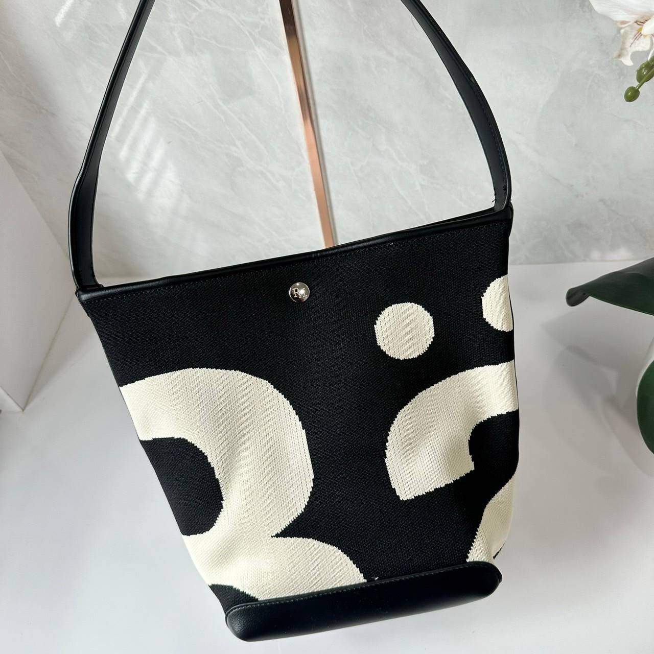 Rally movement the bag Knit Black เป็นไอเท็มที่ฮอตสุดๆแห่งปีจริงๆ กับกระเป๋าทรงบัคเก็ต น้ำหนักเบาๆ ฮอทติดลมบน จุของได้แบบหนำใจ ทอลายโลโก้ด้วยเทคนิค Sturdy Stretch Knit