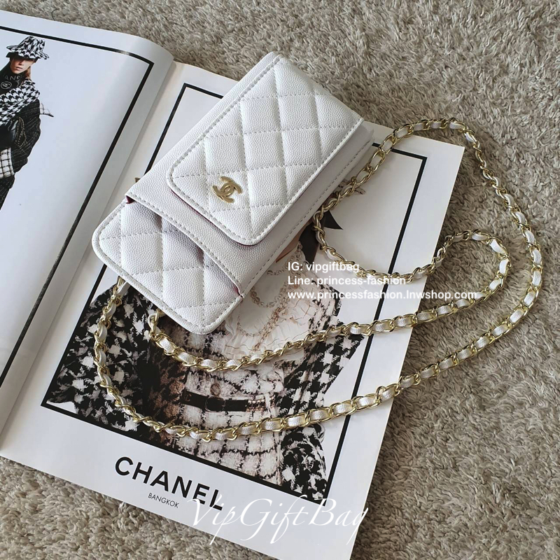 NEW ARRIVAL!! CHANEL VIP GIFT WOC BAG กระเป๋าสตางค์คล้องคอ/ Crossbody ที่กำลังมาแรงมาในตอนนี้ ตัวกระเป๋าเป็นกระเป๋าสตางค์หนังพียูลาย CAVIER **อะไหล่ทองทั้งใบ ด้านหน้าใส่ iphone+ ได้ เปิดปิดด้วยกระดุมแม่เหล็ก สามารถใส่บัตรได้อีก4ใบด้านใน พลิกมาด้านหลังมีช่