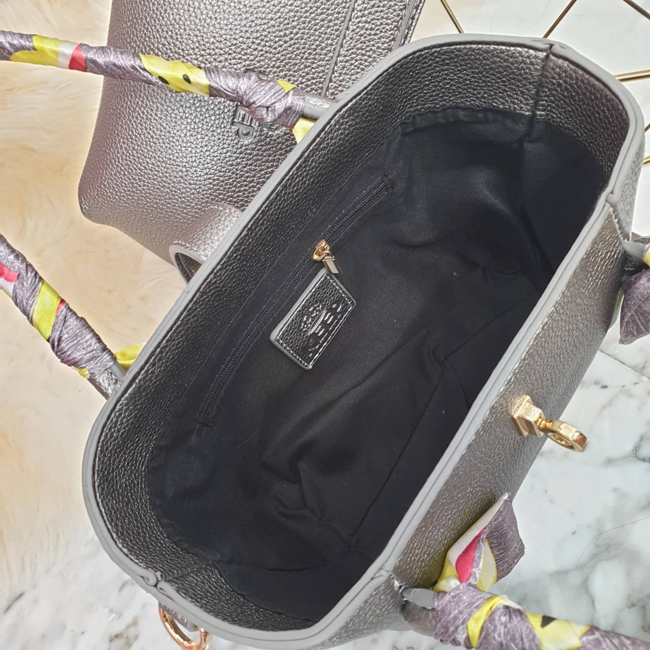 กระเป๋าทรงน่ารักๆ รับ Summer นี้เลยค่า KEEP ‘ Basket ‘ Handbag > ทรงน่ารัก (ราคานี้แถม ปอมๆ และผ้าพันหูกระเป๋าให้ 2 ผืน เข้า Set ) > มีใบเล็กด้านใน ให้อีก 1 ใบ สามารถเอาออกมาใช้สะพายได้ ( เหมือนซื้อ1ได้2 ) >น้ำหนักเบา ใบเล็กกะทัดรัด เหมาะกับ Summ