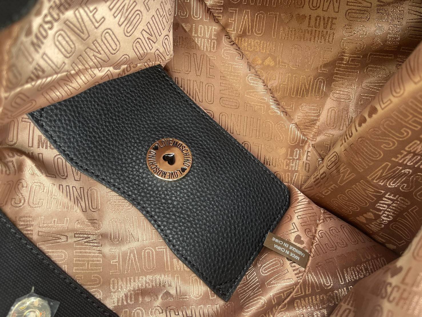 Love Moschino Borsa Donna MOD.JC4333PP07KV VAR.Unica กระเป๋าทรง Tote เป็นกระเป๋าที่สาวๆ ทำงานนิยมมากที่สุด เพราะมีขนาดใหญ่พอเหมาะใส่เอกสารขนาด A4 ใส่ของใช้ของจำเป็นได้ครบสำหรับการใช้งานนอกบ้านใน 1 วัน ถ้าต้องออกไปธุระต่อตอนค่ำก็ยังไม่ใหญ่เทอะทะเกินไป