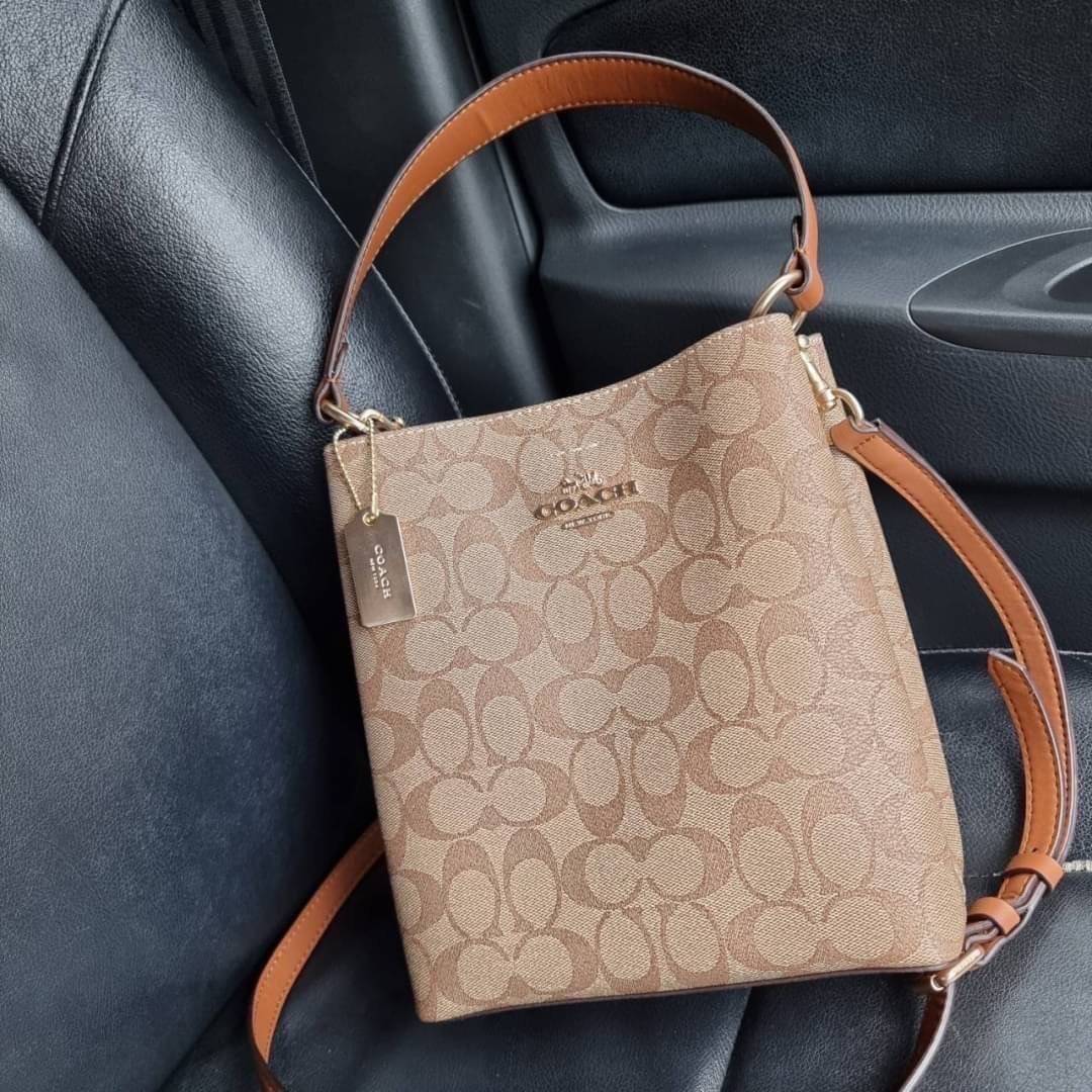 COACH 2312 SMALL TOWN BUCKET BAG IN SIGNATURE CANVAS รุ่นยอดนิยมใบเล็กมาครบสีแล้วจ้า กระเป๋าทรงบัคเก็ต สีผู้ดี๊ผู้ดี ตัวกระเป๋าดีไซน์คลาสสิคลายซี ดูโดดเด่น วัสดุหนังแคนวาสเคลือบลาย สวยคมทุกมุมจริงๆ!! เปิด-ปิดด้วยกระดุมแม่เหล็กทั้ง 2 ฝั่ง ภายในเป็นช่องโล่ง
