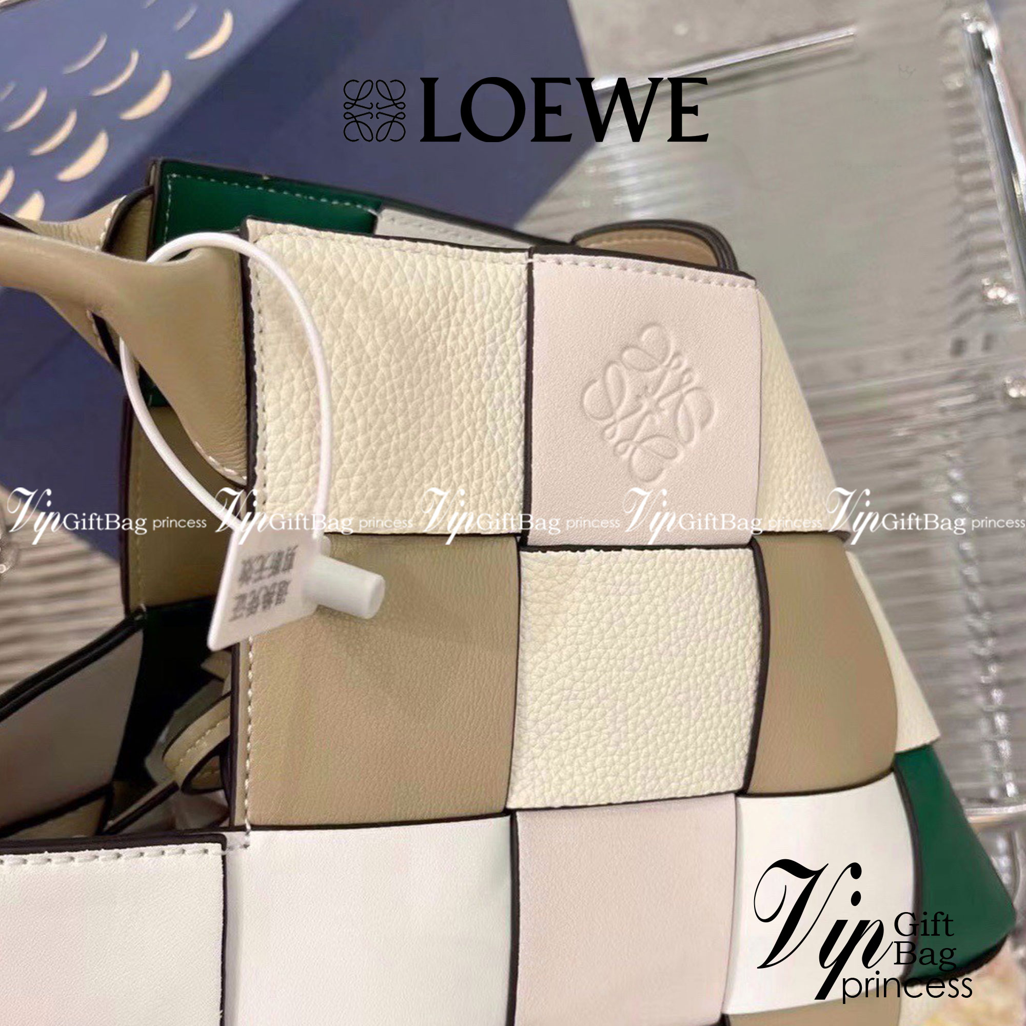 LOEWE SURPLUS LEATHER WOVEN BASKET BAG IN CLASSIC CALFSKIN พร้อมส่ง 5 สี ใหม่ล่าสุดและสวยที่สุด กระเป๋าสะพานที่ถักทอด้วยความปราณีต โดดเด่นด้วยสีที่จับมาคอนทราสได้ลงตัว ใบใหญ่จุได้แบบเน้นๆ วัสดุหนังวัวแท้เต็มใบ หรูเลิศ ปากกระเป๋ามีสายหนังสำหรับผูกรวบปากกระ