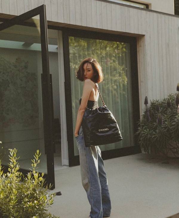 Chanel ss22 Logo CC shopping tote / Chanel 22 handbag มาแรงที่สุดในตอนนี้ก็คือรุ่นนี้เลย ใช้งานง่ายรุ่นนี้สามารถใช้ได้ทั้งผู้หญิงและผู้ชายน้า เกินต้านที่สุดกับไอเท็มนี้ ที่สาวๆหรือใครๆก็ต้องมีแล้ว!! แค่เห็นก็หลงรัก กระเป๋าทรงสวย