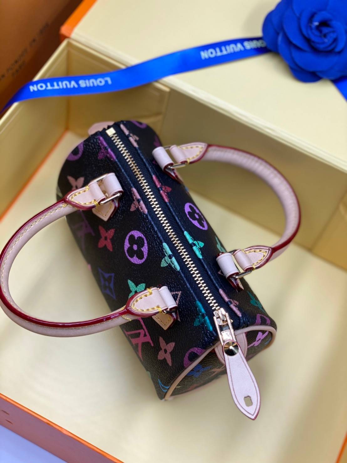 VIP 】LOUIS VUITTON Monogram Multicolor Mini Speedy พร้อมส่งความน่ารักค่ะ! กระเป๋าทรงหมอนไซด์มินิ หนังแกะแท้นิ่มสวยงามค่ะ เปิดปิดกระเป๋าแบบซิป ภายในสามารถใส่มือถือได้ กระเป๋าเงินใบกลางได้ พาสปอร์ตได้ค่ะ