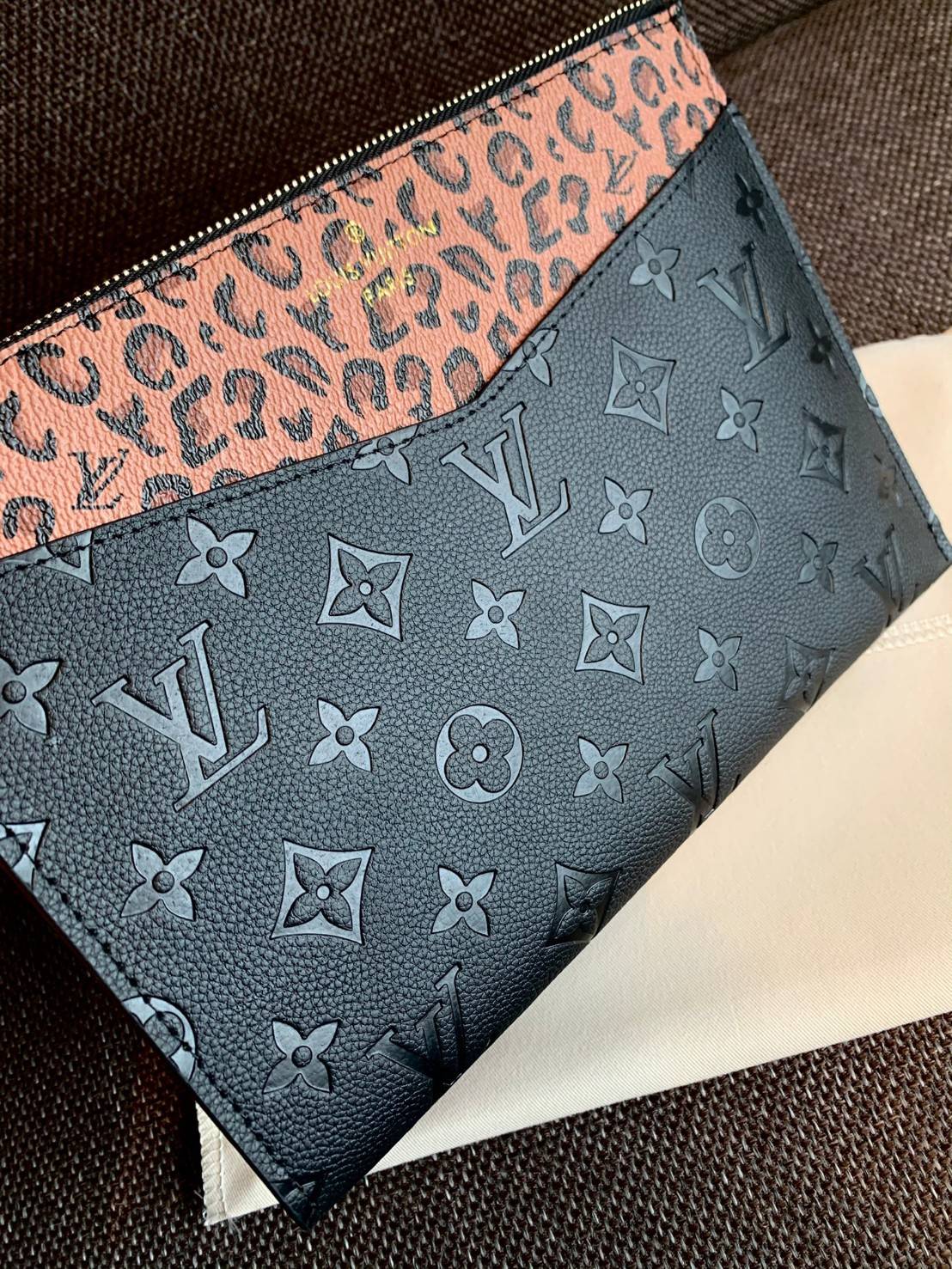 VIP 】จัดสินค้าคุณภาพมาให้สาวๆได้ใช้กันค่าา😘 Louis Vuitton Pochette Mélanie MM Monogram ใช้ขึ้นเครื่องได้เลย✈️ ✔️กระเป๋า ทรงคลัท แบบมีสายคล้องมือ ถอดออกได้หนึ่งสาย ✔️หนังแท้หนา ลายหนังพิมพ์ลายแบรนด์ได้สวยงามมากๆค่ะ