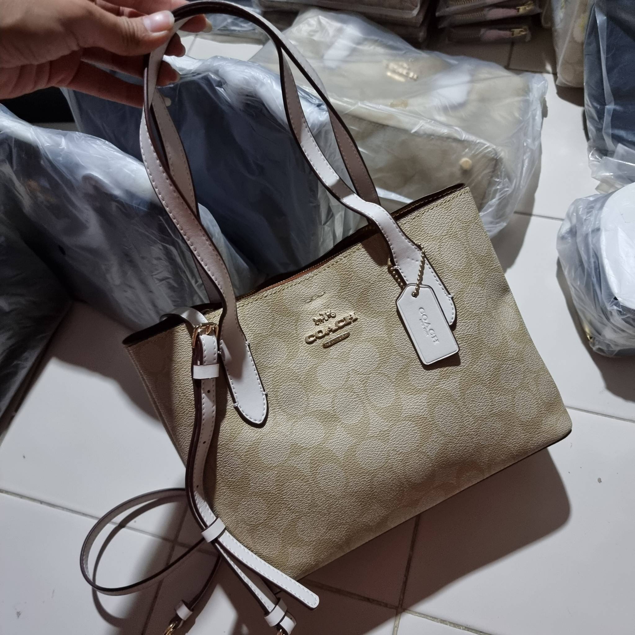 OUTLET 】COACH 73293 MINI AVENUE CARRYALL IN SIGNATURE CANVAS กระเป๋าสะพายรุ่นคลาสสิค คัมแบคแล้วจ้าแม่!! ไซส์กำลังสวย วัสดุหนังแคนวาสคุณภาพดี ด้านข้างเก็บทรงได้ เปิด-ปิดด้วยกระดุมแม่เหล็ก ใช้งานง่าย มีช่องซิป ใบนี้เห็นเล็กๆ แต่จุได้เยอะพอสมควรเลยน้า ɣ