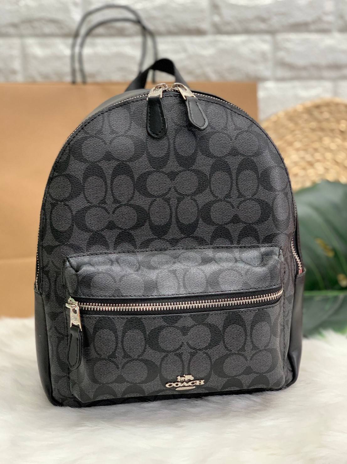 OUTLET 】COACH MEDIUM CHARLIE BACKPACK IN SIGNATURE ((32200)) พร้อมส่งที่ไทยอีกครั้งค่ะ! กระเป๋าสะพายหลังขนาดกลาง หนังแท้+ไนล่อน ด้านหน้ามีช่องซิปให้หนึ่งช่อง;เปิดปิดช่องหลักแบบซิปคู่ ภายในกว้างใส่สัมภาระได้จุนะคะ พร้อมช่องซิปให้อีกช่องค่ะ;สายสะพายสามารถเล