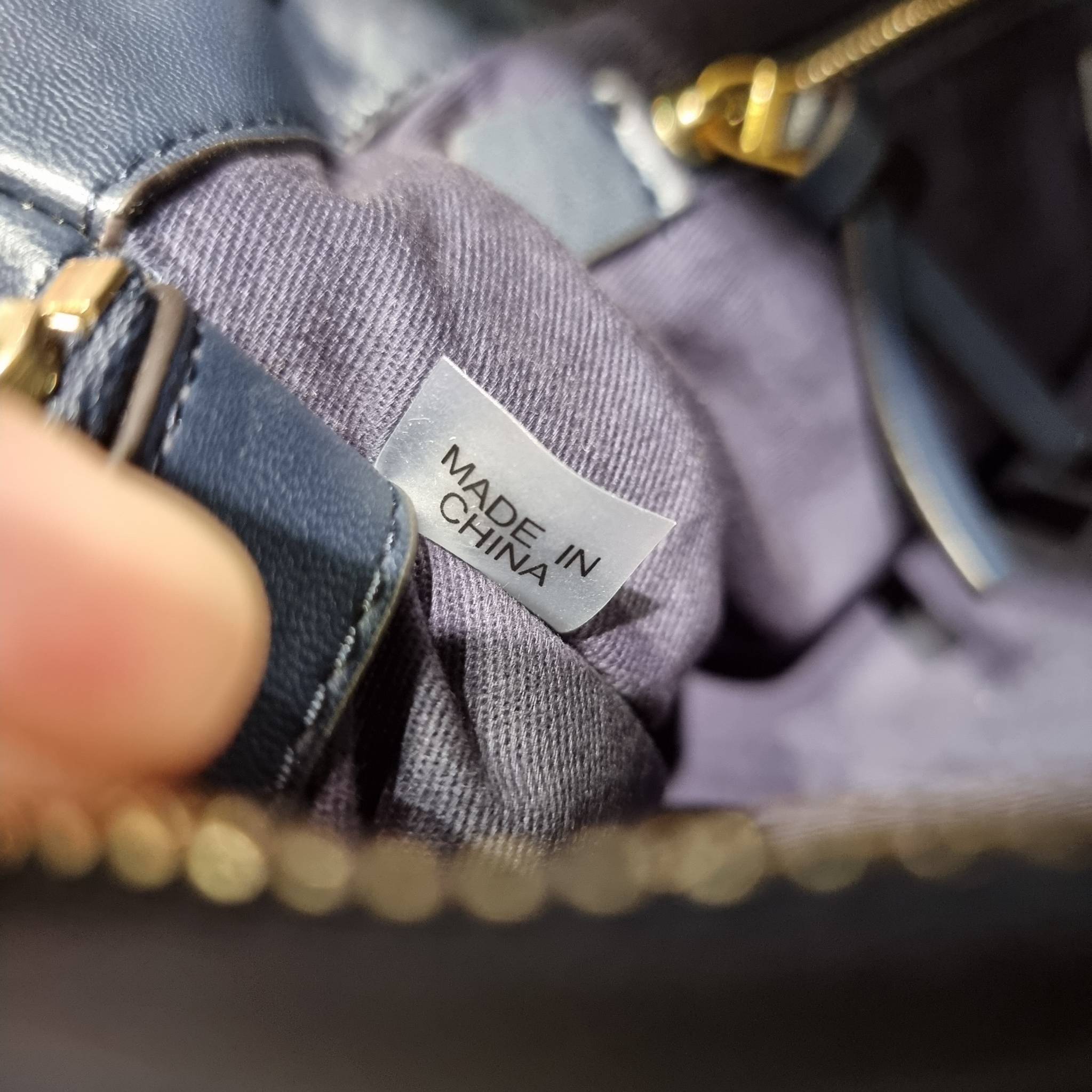 TORY BURCH FLEMING SOFT CONVERTIBLE SHOULDER BAG รุ่นหายากที่สาวๆตามหา มาพร้อมเสิร์ฟความสวยถึงบ้านไปเลยจ้า รอบนี้คัดสีสวยๆมาให้ได้ช้อปกันอย่างจุใจไปเลย กระเป๋าสะพายไหล่ หนังแท้นิ่มเต็มใบ สวยหรูดูแพง เปิด-ปิดด้วยตัวกดล็อคแน่นหนา สายสะพายในตัวปรับใช้ได้ 2 แ