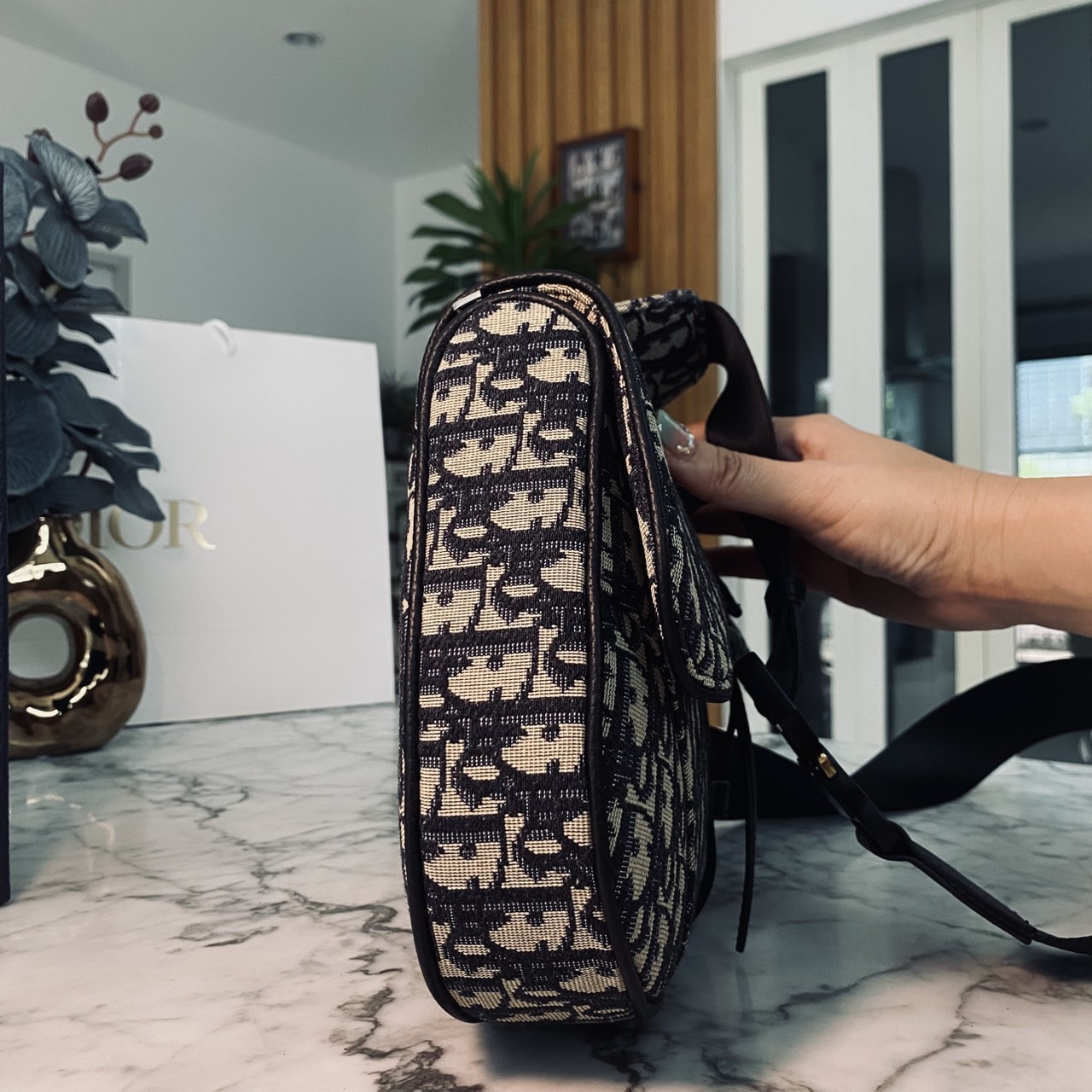 DIOR Saddle bag Oblique jacquard fabric in beige and black กระเป๋าคาดอกดิออร์ รุ่นยอดนิยมที่หนุ่มๆ ใช้งานได้แบบคุ้มๆ ดีไซส์สวยคมเรียบหรูตามแบบฉบับแบรนด์