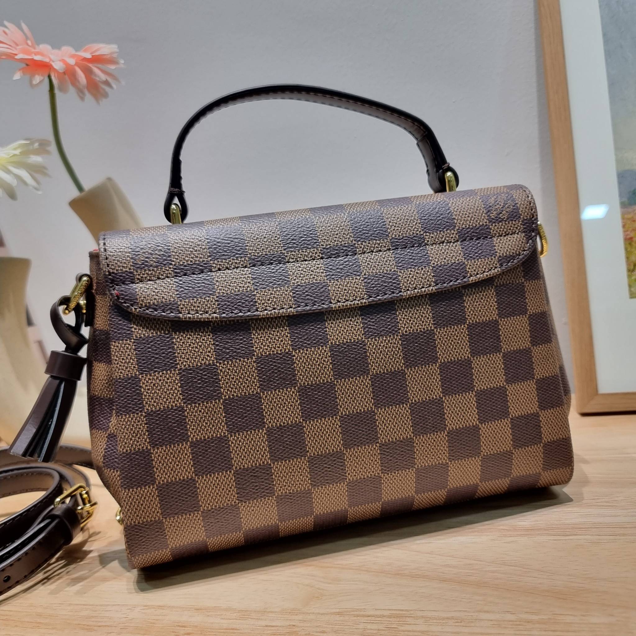 LV CROISETTE CROSSBODY BAG ให้สาวๆได้สวย ในราคาจับต้องได้ กับกระเป๋าสะพายข้าง ดีไซน์ลวดลายตารางเอกลักษณ์ คลาสสิคแต่ดูผู้ดี วัสดุหนังแคนวาส เปิด-ปิดด้วยตัวล็อคแน่นหนา ภายในโล่งกว้าง ใส่ของสำคัญได้ครบถ้วน สายสะพายถอดออกได้ ปรับได้ มีหูจับในตัว ถือเก๋ๆ หรือจ