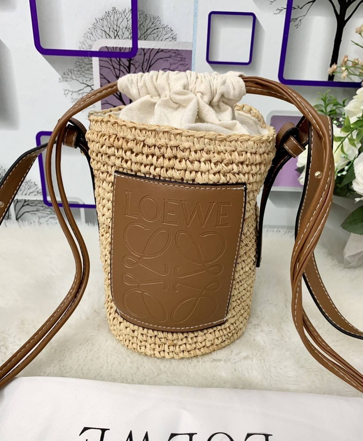 Loewe Bucket Bag / Loewe raffia and hemp bucket bag วัสดุ Textile Canvas & CalfSkin เป็นการนำวัสดุธรรมชาติมาสังเคราะห์หรือทอจนเป็นเนื้อเดียวกันคล้ายงานสาน มีความวินเทจในตัว น้ำหนักเบา ดูแลรักษาง่าย เหมาะกับยุคสมัยที่เข้ากับธรรมชาติและต้องการความคล่องตัว เ