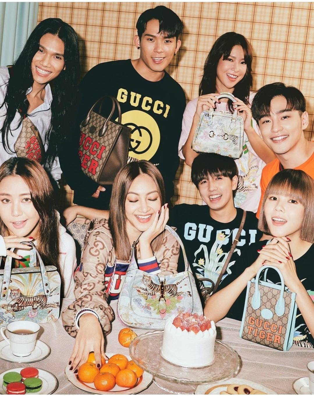 GUCCI SHOULDER BAG โปรเจคฉลองปีเสือ ปังฉุดไม่อยู่!! คอลเลคชั่นยอดฮิต GC multi bag ไซส์ใหญ่น่าสะพาย ดีไซน์ลวดลายชิคมากๆ!! โดดเด่นไม่ซ้ำใคร กับกระเป๋าสะพายวีไอพี พรีเมี้ยมกิ๊ฟที่จะทำให้หลงรักกันไปแบบสุดๆ มีดีเทลแฝงความหรูในตัว วัสดุหนังสังเคราะห์พรินท์ลายคม