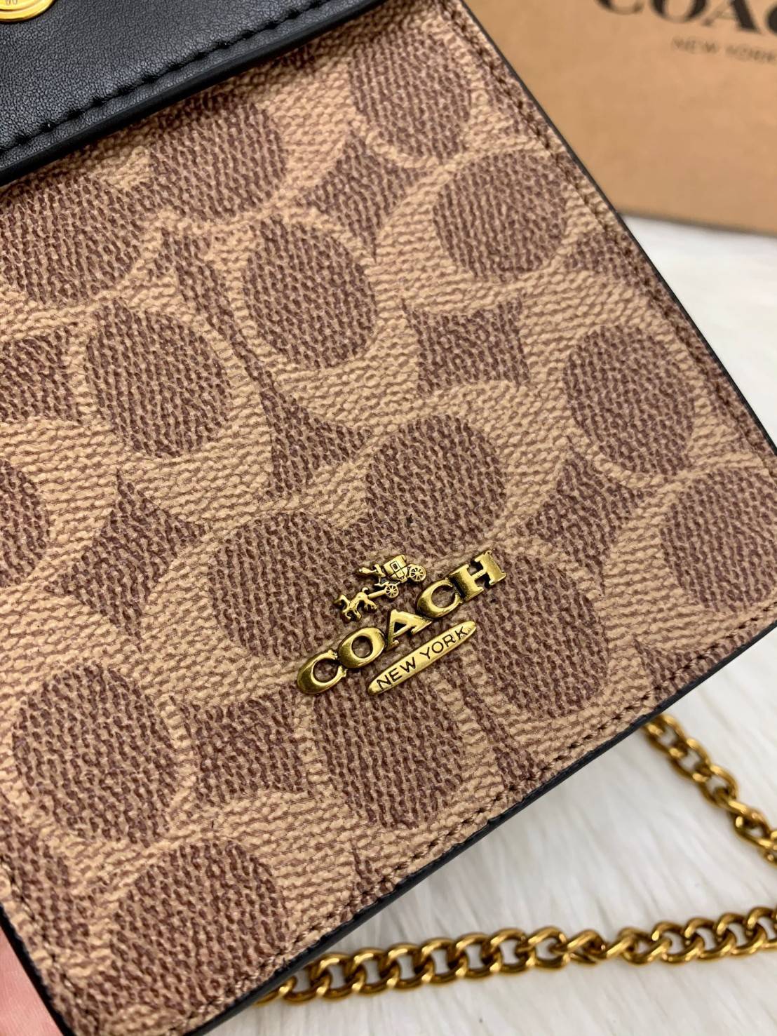 COACH PHONE CASE CROSSBODY BAG ((73486//76988//76357//39955//91046)) COACH NORTH/SOUTH CROSSBODY IN SIGNATURE CANVAS กระเป๋าใส่โทรศัพท์รุ่นนี้ มีความโดดเด่นทั้งดีไซน์และคุณสมบัติในการใช้งาน ด้วยลวดลายที่มีซิกเนเจอร์เป็นเอกลักษณ์แล้ว ด้านหลังยังมีช่องใส่กา