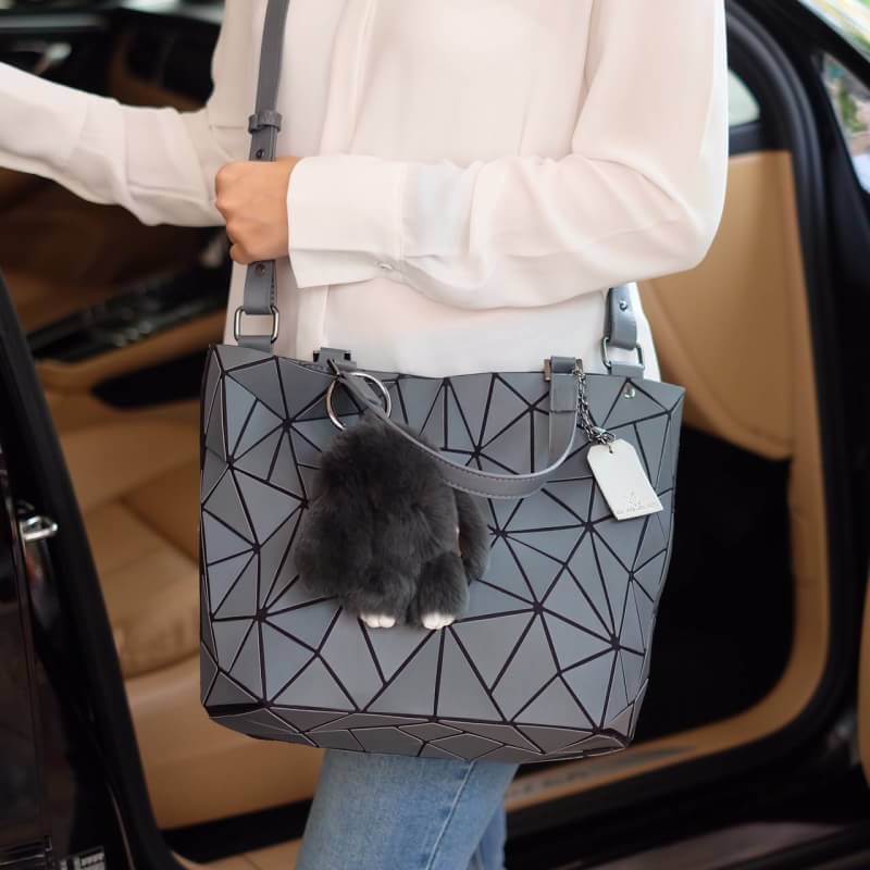 Metal grey Tone สีสุด classic ที่ แมทช์กับชุดง่ายมาก แถมยังลาย Limited edition หายาก ❤️ปรับทรงได้ 2 แบบ น่ารักมาก ค่า กระเป๋า จากแบรนด์ David Jones กระเป๋าสะพายข้างดีไซน์เกร๋มาก สีสวยหรูมาก ขนาดกะลังดีเลย น้ำหนังเบามากคะ ภายในมีช่องเก็บของจุกจิกได้