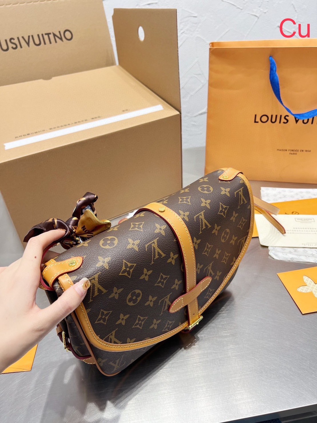 LV SAUMUR MM MONOGRAM BAG / LV Crossbody bag กระเป๋าสะพายพิมพ์ลายโมโนแกรมสุดหรูจากแบรนด์ดัง รูปทรงใช้งานง่าย ภายในจุของได้เยอะ ตอบโจทย์ให้กับทุกลุคทุกสไตล์ ใช้เป็น every ได้เลยค่ะ