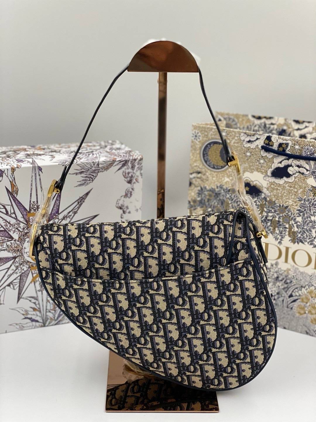 ORI หนังแท้ | DIOR Saddle bag with shoulder strap Oblique jacquard fabric in blue กระเป๋าถือ/สะพายทรงอานม้า รุ่นยอดนิยมที่มีเอกลักษณ์สวยงามเหนือกาลเวลา งานผ้าแจ็คการ์ด ลูกเล่นห้อยด้วยตัวอักษร D ตรงหูหิ้วมีกิมมิค CD สวยหรูดูแพง