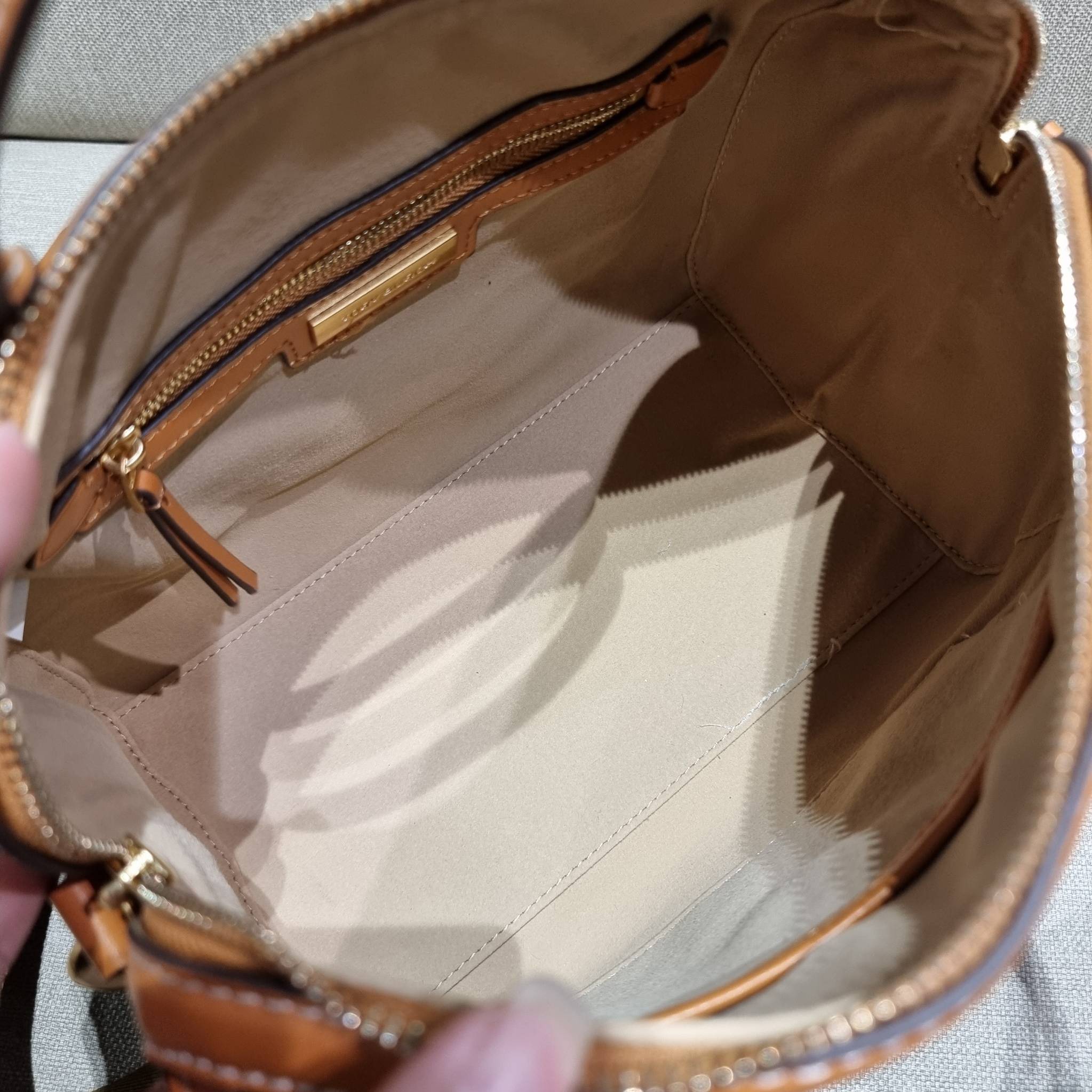 TORY BURCH T MONOGRAM JACQUARD EMBROIDERED DUFFLE คอลใหม่ล่าสุด สวยพร้อมเสิร์ฟแบบไม่ต้องรอพรีฯ ลายโมโนแกรมสุดคลาสสิคที่ถูกดีไซน์รังสรรค์ด้วยงานปักสุดชิค น่าใช้ใจฟูแค่แรกเห็น!! วัสดุ jacquard woven สลับหนังแท้ หูจับในตัว และพร้อมไปเลยกับสายสะพายข้าง ที่จะถ