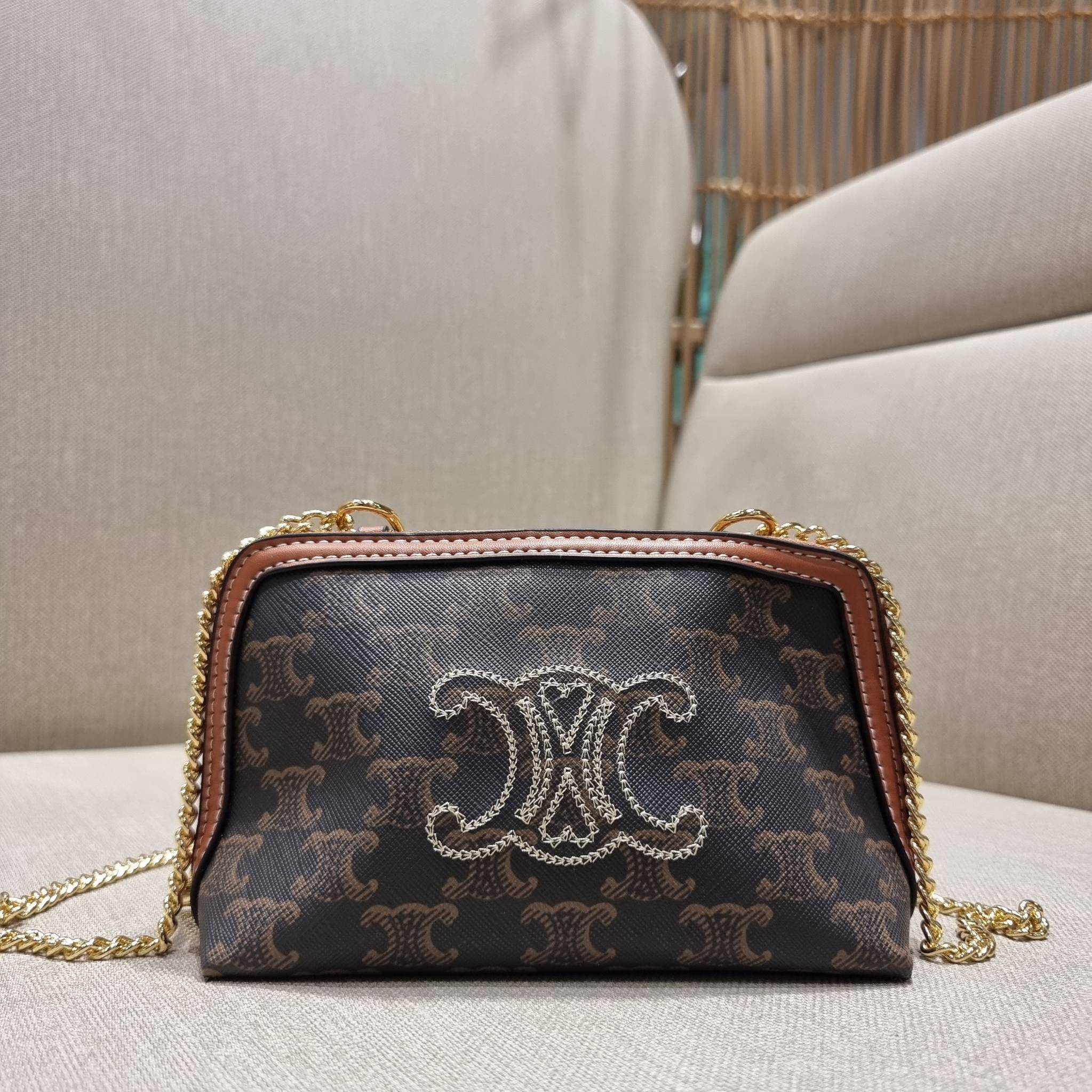 CELINE CLUTCH WITH CHAIN IN TRIOMPHE CANVAS WITH TRIOMPHE HEART EMBROIDERY กระเป๋าสะพายกึ่งคลัทช์ มินิไซส์ เอาใจสาวๆสายสะดวก!! พกพาง่าย สะพายกำลังสวย วัสดุหนังแคนวาส ดีไซน์ใหม่ โลโก้ลายปัก ดีเทลเดินด้ายรูปหัวใจ คิ้วท์ไปอี้ก!! เปิด-ปิดด้วยซิป ภายในโล่ง ใส่