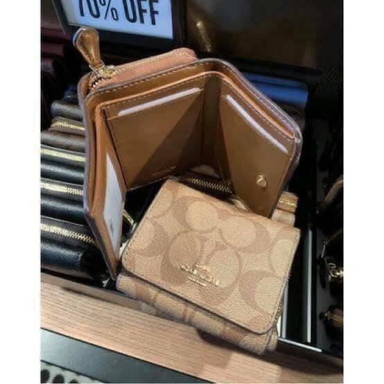 OUTLET 】COACH F41302 SMALL TRIFOLD WALLET IN SIGNATURE CANVAS สวยคลาสสิค พกพาง่าย ใบเล็กน่ารักน่าใช้ ต้องยกให้ใบนี้จ้า 💗💋 ตอบโจทย์คนชอบพกน้อยที่สุด!! กระเป๋าสตางค์ใบสั้นหนังแคนวาสเคลือบคุณภาพดี ภายในเป็นหนังแท้ ใส่บัตร ใส่ธนบัตรได้ทุกชนิด 