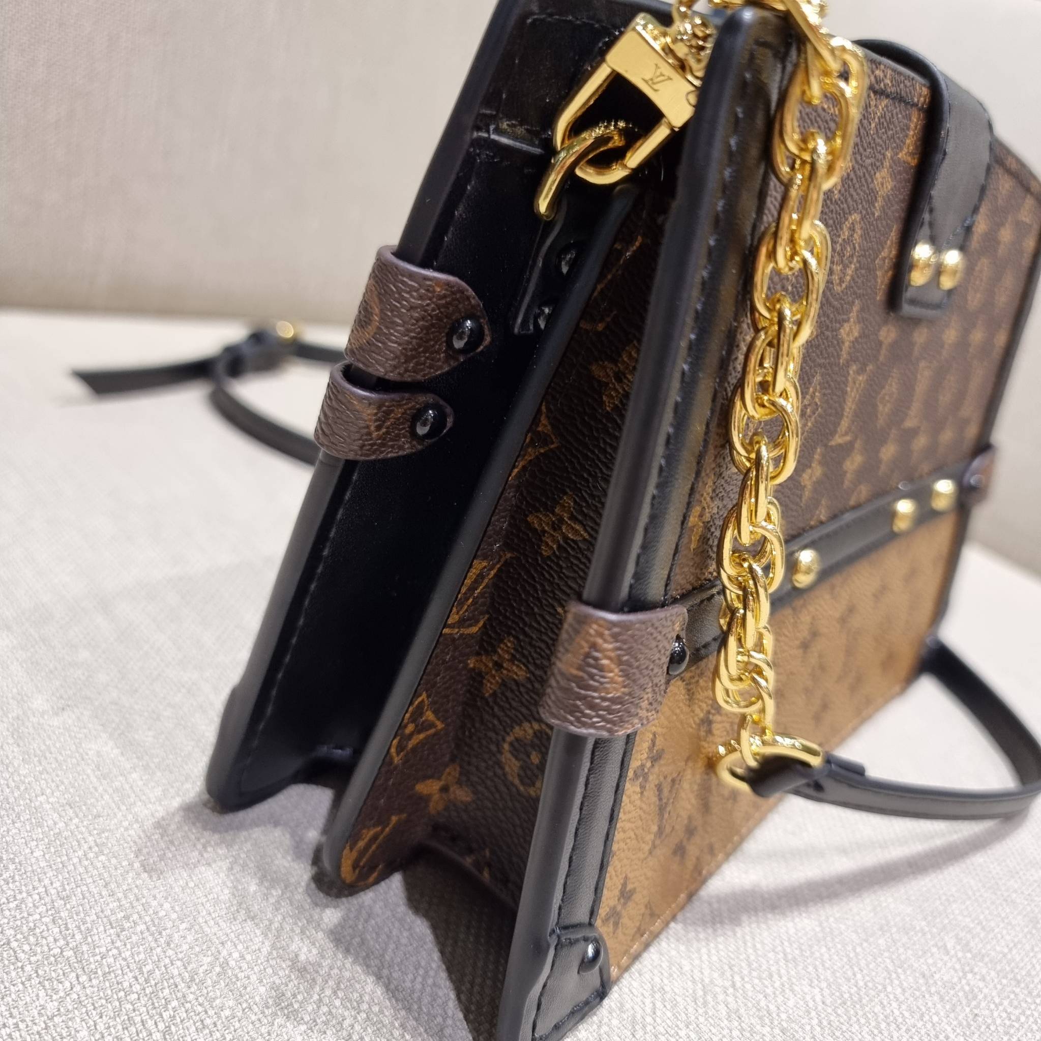 LOUIS VUITTON TRUNK CLUTCH Monogram / LV TRUNK CLUTCH กระเป๋าสะพายกึ่งคลัทช์ ทรงสวย ที่สาวๆเรียกร้อง วัสดุหนังแคนวาส ดีไซน์ทุกอย่างได้ลงตัว หรูหรา ปากกระเป๋ามีสายคาดล็อค และช่องซิปปิด ภายในแบ่งสัดส่วนไว้ดีมากๆ มาพร้อมสายสะพายโซ่สลับหนัง ที่ถอดออกได้ พกเป็