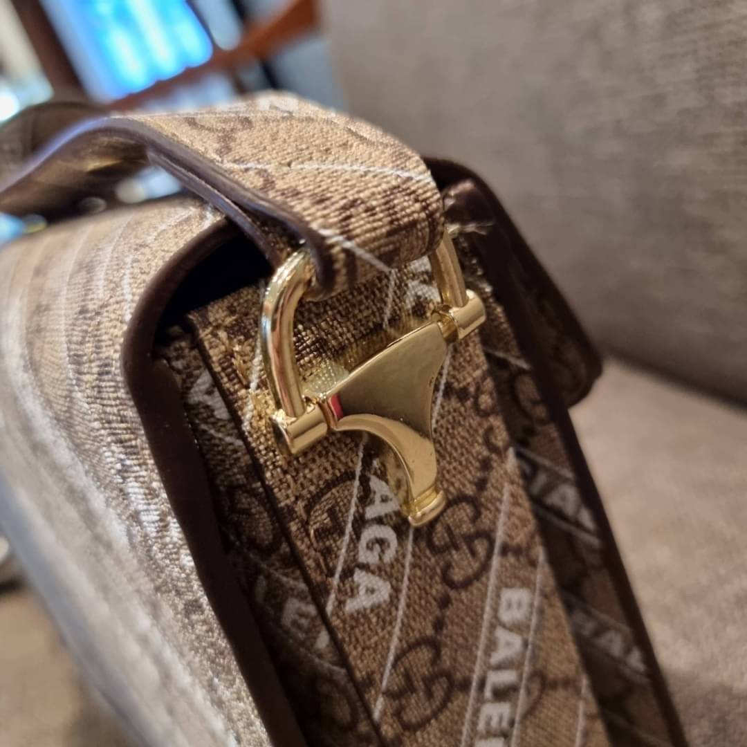 GUCCI x Balenciaga Horsebit 1995 รุ่นเด็ดสุด!! ฮ็อตสุด!! ที่ไม่ว่าใครก็ต้องรอคอย กับโปรเจคสุดเลิศ Balenciaga × Gucci strap shoulder bag กระเป๋าสะพายไหล่/สะพายข้าง ดีไซน์ใหม่ที่คอลแลบระหว่าง 2 แบรนด์สุดโต่งในเรื่องแฟชั่น รับรองความสวยไม่โป๊ะ วัสดุหนังแคนวา