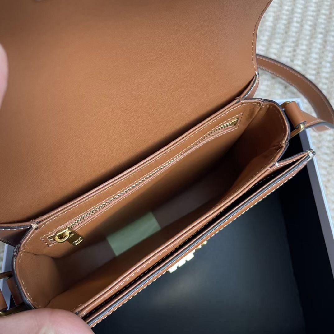 ORI หนังแท้ | CELINE BESACE CLEA IN SHINY LEATHER กระเป๋าสะพายทรงสวย โค้งมนอยู่ทรงพร้อมโลโก้หน้าสีทองสวยหรู Best item ดีไซน์เรียบหรูดูแพง ฮิตสุดในเกาหลี ใช้ได้ทั้งชายหญิง