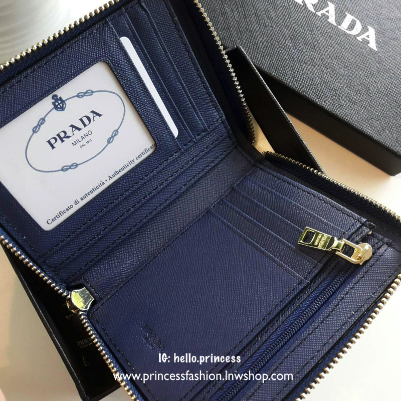 New Item! สำหรับสาวๆที่ชอบถือ *กระเป๋าสตางค์ใบเล็ก ขอแนะนำ Prada Short Saffiano wallet กระเป๋าสตางค์สั้น ขนาดกะทัดรัด เปิดปิดด้วยซิป อะไหล่ทอง ปั้มแบรนด์ ทั้งใบ *จุดเด่น มีช่องใส่รูปถ่าย ใส่บัตรได้หลายช่อง ด้านในมีช่องซิปแยกอีก1ช่องค้า อีกหนึ่งไอเท็มที่ *