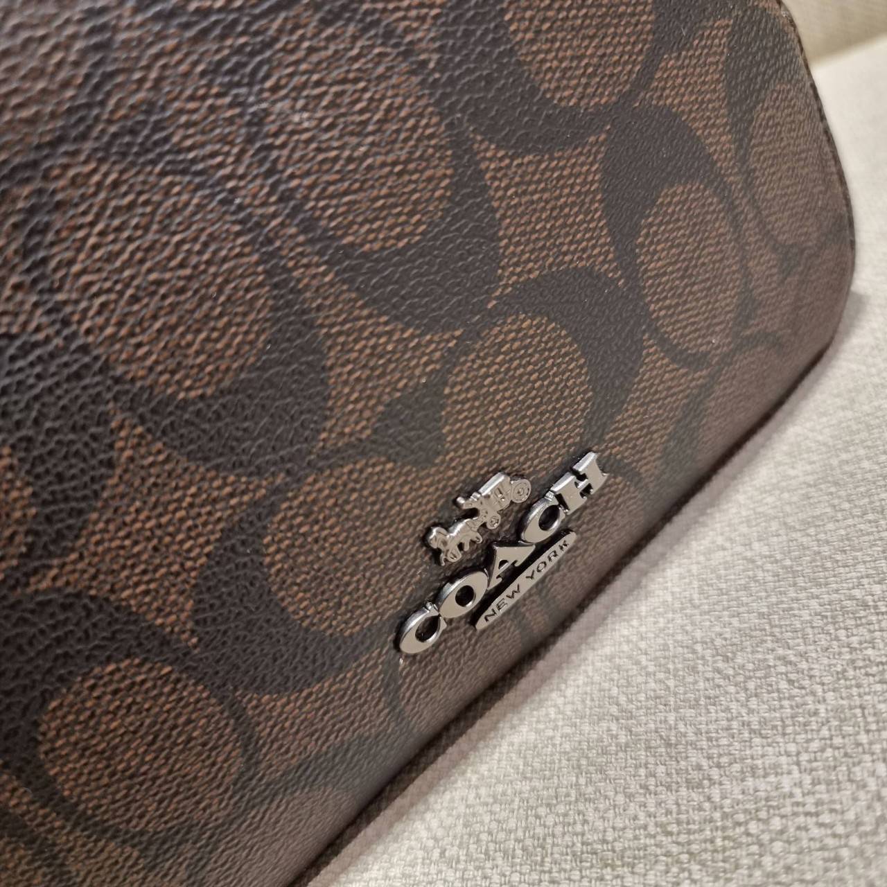 COACH 2628 MINI SERENA CROSSBODY IN SIGNATURE CANVAS ใหม่ที่สุด!! พร้อมส่งทุกสีเด็ด!! ย่อส่วนกระเป๋าสะพายคอลเลคชั่นยอดฮิต มินิเซเรนา ที่รับรองว่าน้องน่ารักม้ากกก!! ขนาดเล็กกุ๊งกิ๊ง แต่ดีเทลยิ่งใหญ่ วัสดุหนังแคนวาสเคลือบลาย เปิด-ปิดด้วยซิป สะดวกใช้ ภายในเป