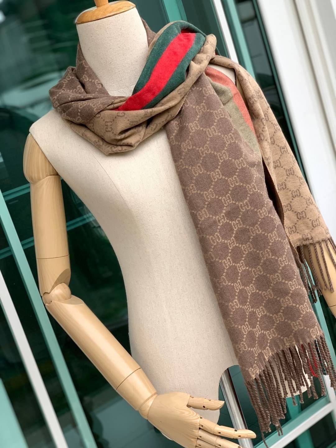 Gucci Classic Print Scarf แบรนด์ดังจากประเทศอิตาลี ด้วยงานพรีเมี่ยมกิ้ฟ ส่งมอบความรู้สึกดีๆให้กับคนที่คุณรัก ในรูปแบบผ้าพันคอและผ้าคลุมไหล่ผืนใหญ่สีสันไม่ฉูดฉาด เหมาะกับชุดที่เป็นทางการหรือลำลองก็ได้ เป็นผ้าที่ให้ความอบอุ่น ถักทอด้วยผ้าcashmere ผ้าเนื้อดี