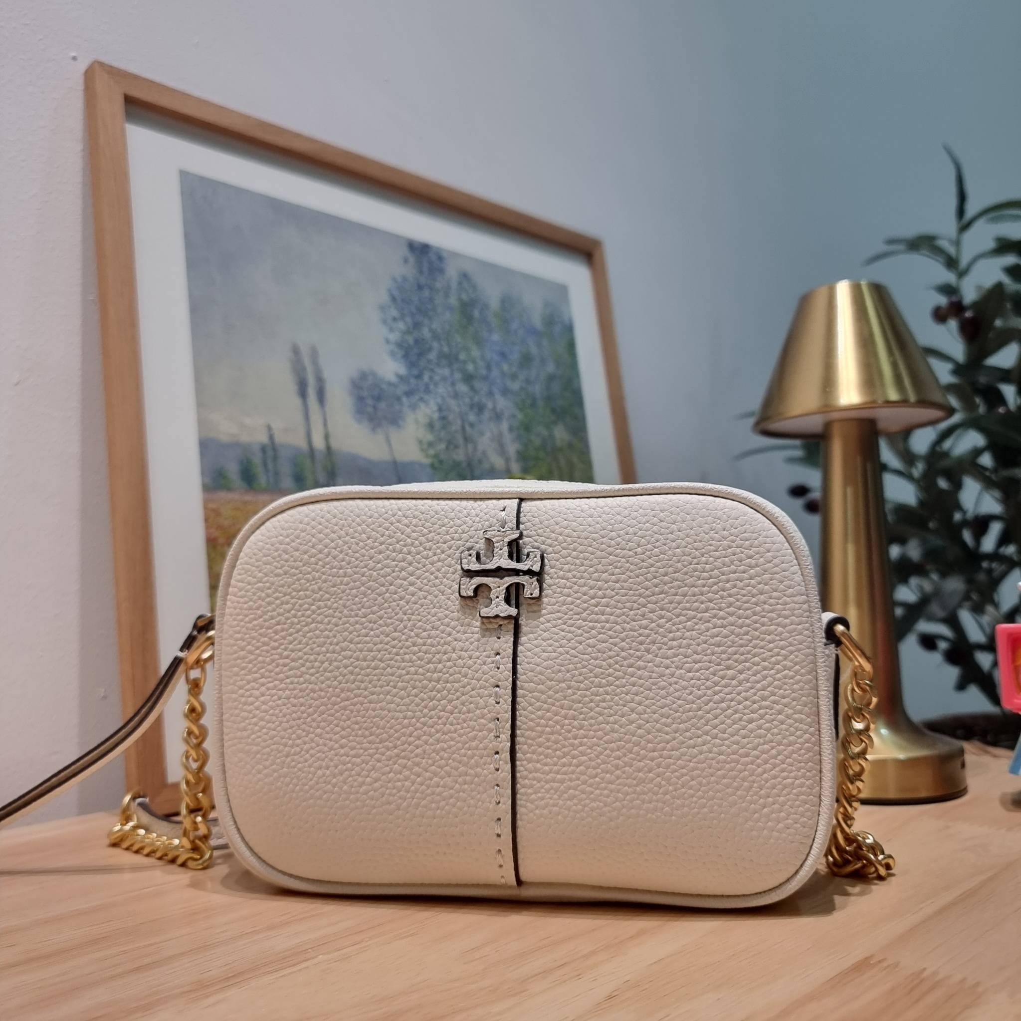 TORY BURCH MCGRAW CAMERA BAG ใหม่จากคอลเลคชั่นสุดคลาสสิค กับกระเป๋าสะพายข้าง ทรงกล่องไซส์กะทัดรัด น้ำหนักเบา ใช้งานง่ายด้วยซิปรูดเปิดปิด แมทช์ได้กับทุกสไตล์การแต่งตัว