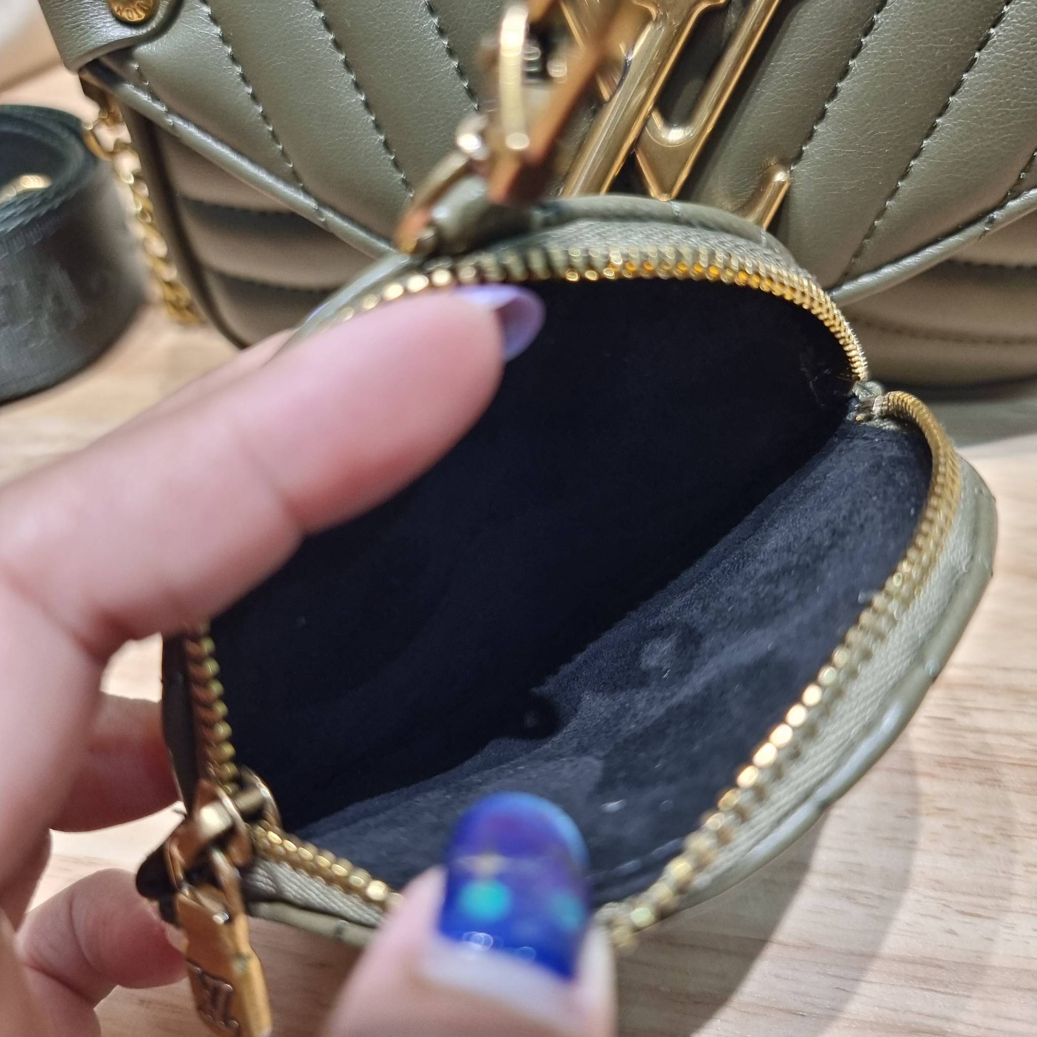 LV new wave pochette multi bag กระเป๋าสะพายมัลติฟังก์ชั่น มาพร้อม box set รับรองว่าดีงาม ลูกเล่นคลาสสิคผสานความวินเทจ มีสายสะพายให้ 2 เส้น และกระเป๋าใบลูก เล็กน่ารัก