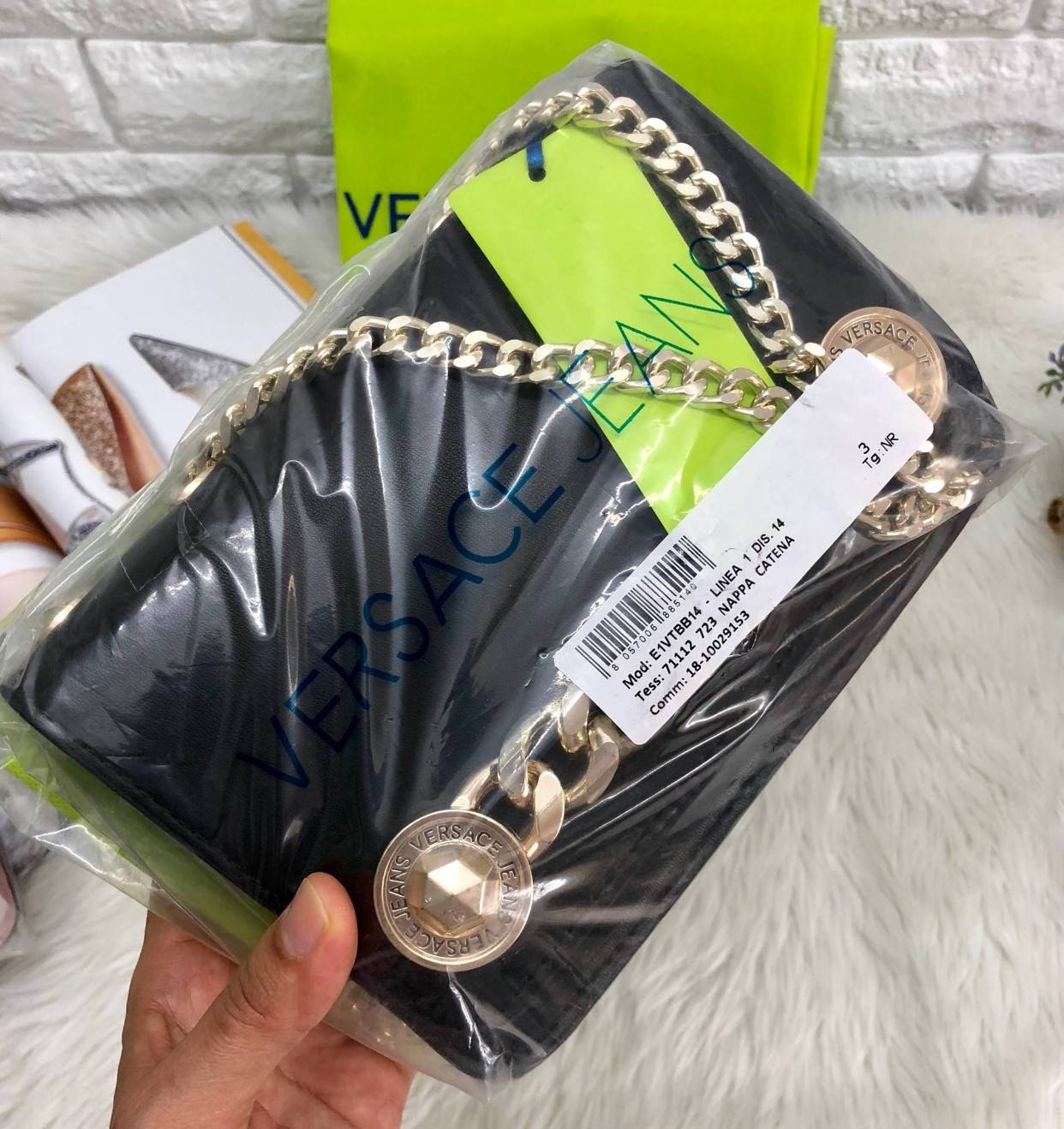 VERSACE JEANS NAPPA CROSSBODY BAG New in! กระเป๋าสะพาย วัสดุหนัง pu. เรียบเนื้อดี ปรับเปลี่ยนรูปแบบการใช้งานได้ถึง 3 แบบ สะพายข้าง, crossbody หรือคล้องไหล่ได้ อะไหล่ทองเหลื่อมๆ ดูวินเทจ เปิดปิดกระเป๋าแบบฝาปิดกระดุมแม่เหล็ก ใส่ wallet สั้น มือถือได้ทุกรุ่น