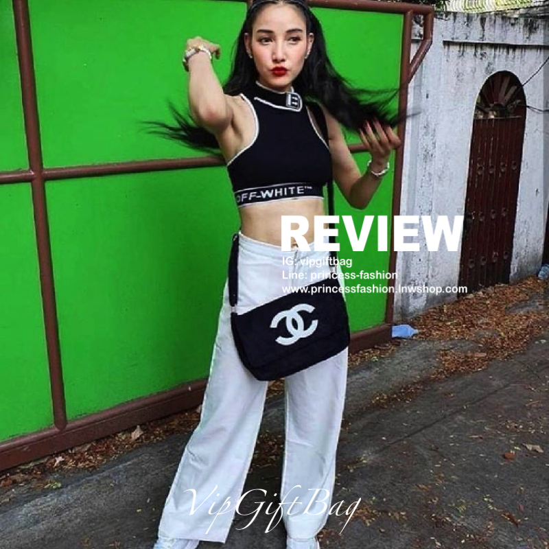 สีดำ MUST HAVE ITEM 2019 !! รุ่นยอดฮิตของ *วัยรุ่นสายสตรีท ทั่วโลก จากงาน CHANEL VIP GIFT *ของแท้100% *มีป้ายNOTFORSALE เป็นกระเป๋า ใบสวยรุ่นหายาก ขนาดกำลังดี ใช้ได้ทั้งหญิงชายเลยค่ะ ขนเฟอร์นิ่มมากกก เก็บของอย่างดี น้ำหนักเบา ด้านในมีช่องใส่ของจุกจิก MIX