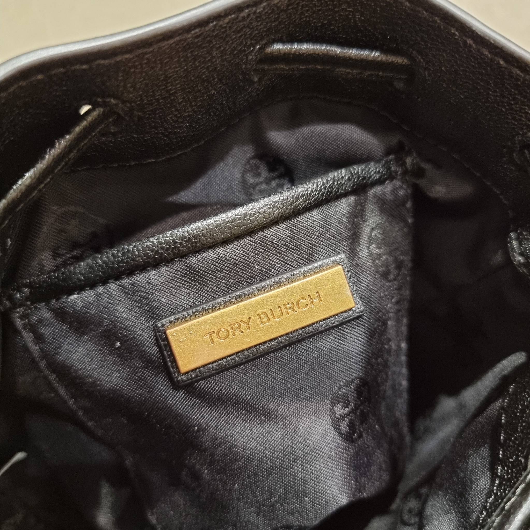 TORY BURCH WILLA MINI BUCKET BAG NEW ARRIVAL สุดปัง กระเป๋าสะพายทรงบัคเก็ต สวยผู้ดี โดดเด่นด้วยโลโก้สีทองดูหรู อัพลุคผู้ดี๊ผู้ดี วัสดุหนังแท้ ดีไซน์บุนวม เส้นคมดีเทลหรู เปิด-ปิดหนังรูดปากกระเป๋า มีหูหิ้วในตัว คล้องแขนเก๋ๆ ภายในเป็นช่องโล่ง มีช่องย่อย ใส่ข