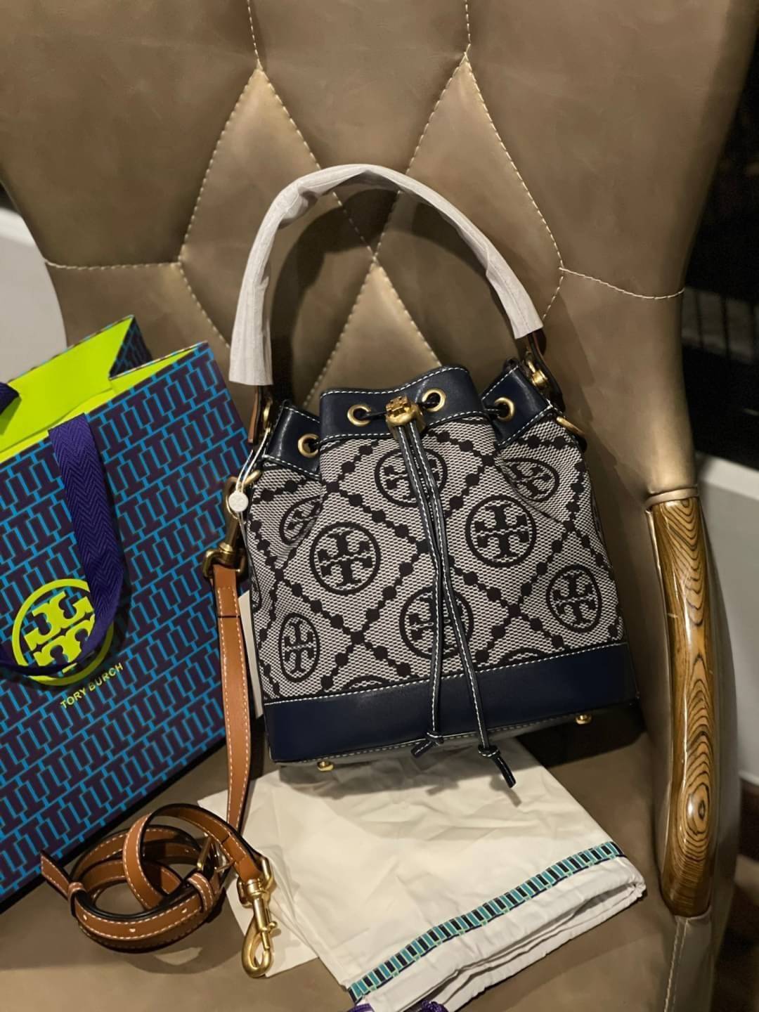 ของแท้ 💯% Tory Burch T Monogram jacquard bucket bag เปิดตัวกระเป๋า T MONOGRAM รุ่นใหม่ล่าสุดจาก TORY BURCH ครั้งแรกกับโมโนแกรม ที่ได้รับแรงบันดาลใจมาจากโลโก้สุดคลาสสิก