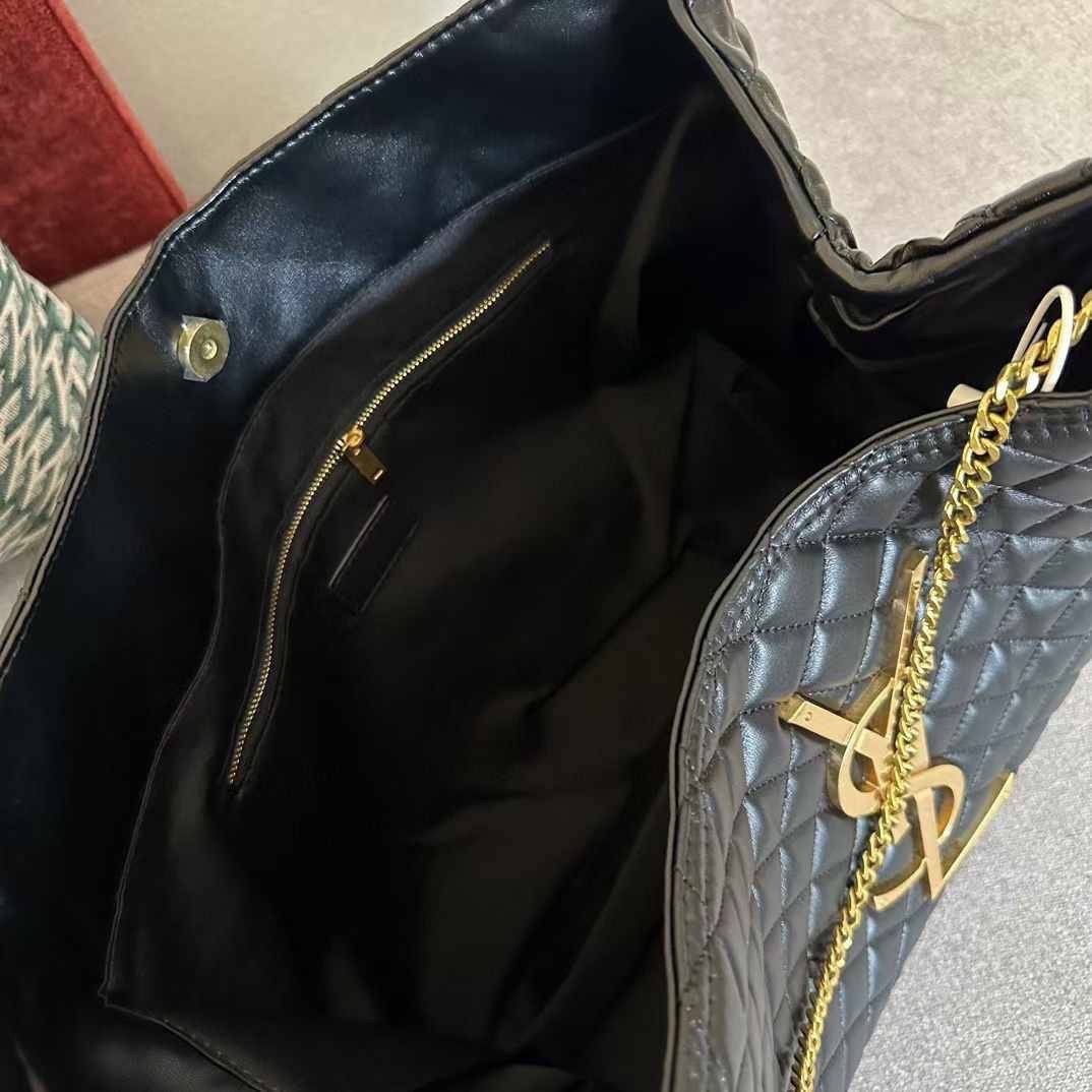 YSL Tote Bag On Chain สวยไม่ซ้ำใคร ใหม่ที่สุด กับกระเป๋าสะพายทรงโท้ทใบใหญ่ มาพร้อมสายสะพายโซ่และโลโก้สีทองสวยหรูโดดเด่น จุของได้เยอะมาก สะพายไปเที่ยว ไปถ่ายรูปเก๋ๆก็เลิศ