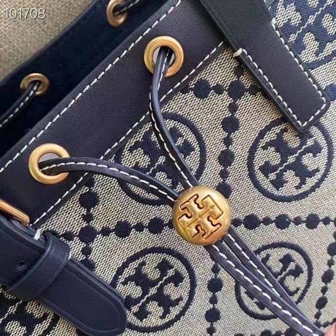 TORY BURCH FACTORY MONOGRAM JACQUARD TOTE BAG กระเป๋าถือหรือสะพายรุ่นล่าสุดดีไซน์ยอดนิยมจาก TORY BURCH FACTORY OUTLET วัสดุ Woven Jacquard & Leather ทอลาย Jacquard Singnature แบรนด์รอบใบสวยอยู่ทรงเป็นเอกลักษณ์ เปิดปิดแบบ Drawstring ขนาดใหญ่กำลังดี กว้างแล