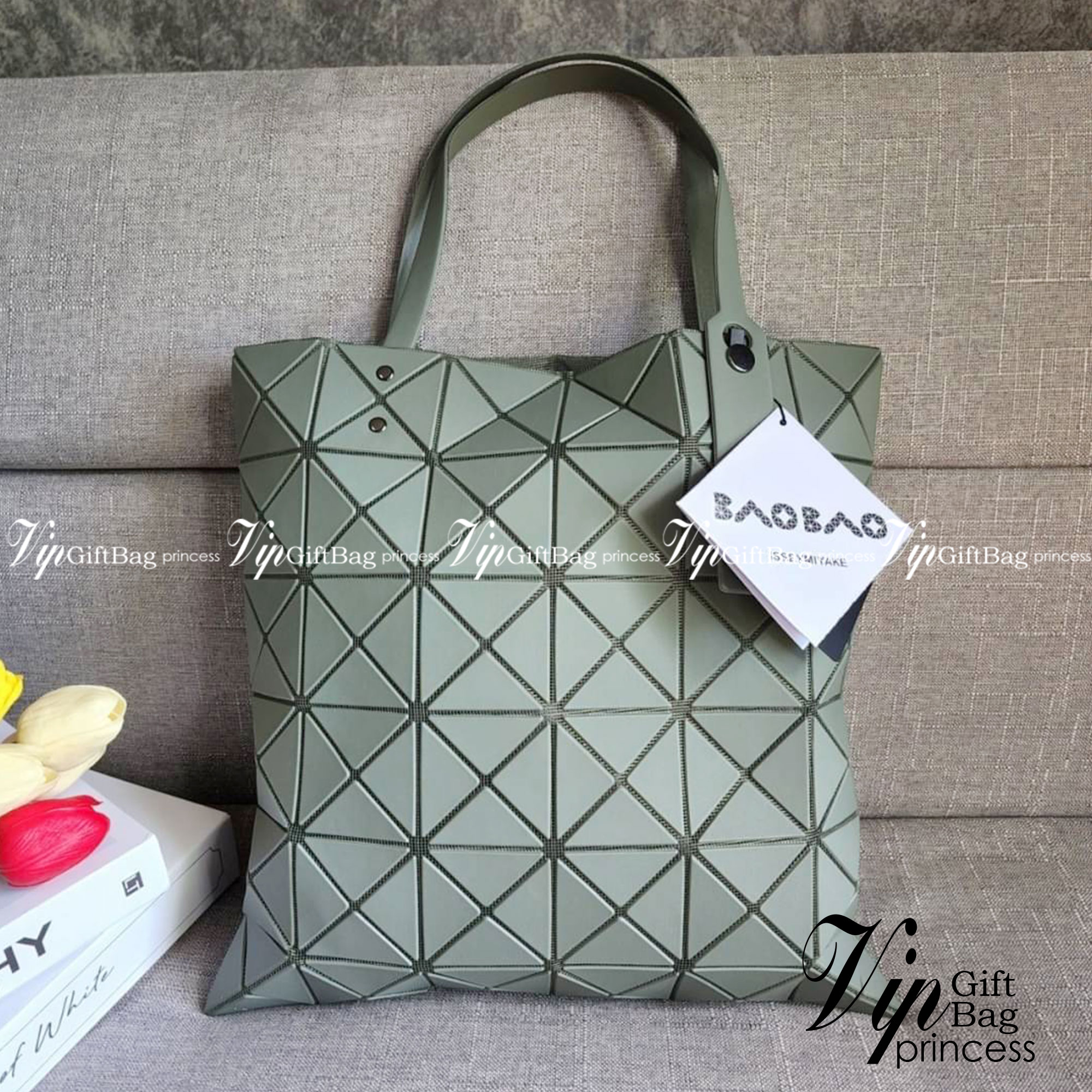 BAO BAO ISSEY MIYAKE LUCENT ONE-TONE กระเป๋า Bao Bao จากแบรนด์ดัง Issey Miyake แบรนด์แฟชั่นจากประเทศญี่ปุ่น ซึ่งมีสินค้ามากมายไม่ว่าจะเป็นเสื้อผ้า นาฬิกา น้ำหอม และที่ขาดไม่ได้นั่นก็คือ กระเป๋า Bao Bao ที่มีความพิเศษในเรื่องของวัสดุและดีไซน์ที่ครองใจสถาปน