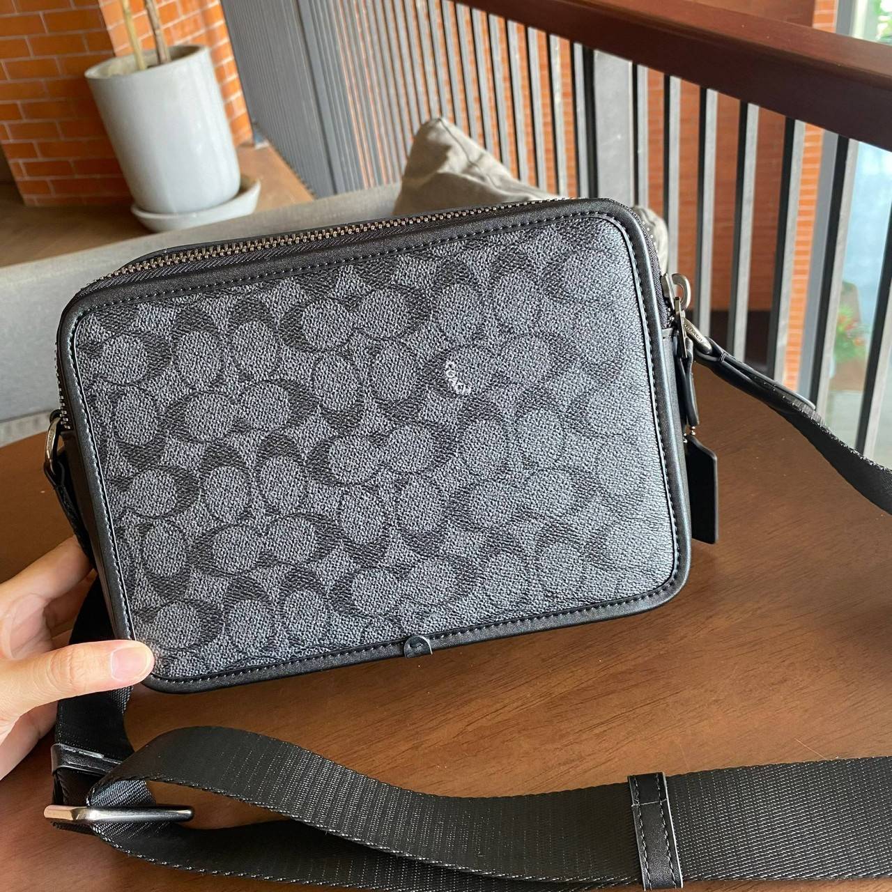 CHARTER CROSSBODY 24 IN SIGNATURE CANVAS (COACH C5341) 😎😎 กระเป๋าสะพายข้าง ไอเท็มยอดฮิตทรงหล่อ เรียบหรู ดูดี เป็นรุ่นที่หนุ่มตามหากันเยอะมาก วัสดุหนังแคนวาสสลับหนังแท้ เปิด-ปิดด้วยซิป 2 ช่อง มีช่องแยกใส่ของเป็นสัดส่วน สะพายไปเที่ยวหรือทำงา