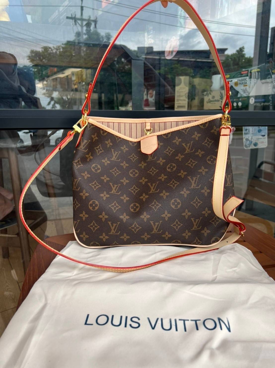 Louis Vuitton Monogram Delight Canvas กระเป๋าสะพายข้างทรงสูงใบใหญ่หนังแกะสังเคราะห์ หูหิ้วปั้มโลโก้ ด้านในมี1ช่องซิป 1ช่องใส่ของจุกจิ๊ก อะไหล่ทองหรูหรา มีสายยาว ถอดสายได้ ปรับระดับได้ จุของได้เยอะ หรูหรา สวยงาม เหมาะกับทุกโอกาศ ต้องมีติดตู้ห้ามพลาดเลยค่า