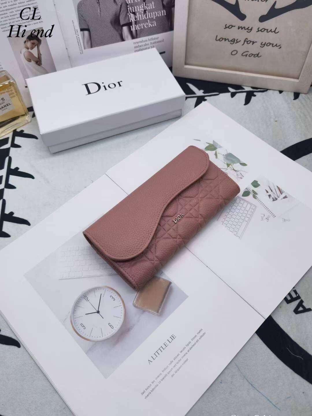 Dior Long Saddle Wallet / Dior Wallet / Dior Long Wallet กระเป๋าสตางค์ใบยาว เปิดหน้าทรงเคิร์ปอานม้า เอกลักษณ์ของความหรู วัสดุหนังแท้ ผสมผสานความสง่างามและคลาสสิกที่เข้ากับยุคสมัย ด้านหน้าโดดเด่นด้วยซิกเนเจอร์แบรนด์ เป็นอีกหนึ่งรุ่นที่ดาราเชเลปใช้กันเยอะมา
